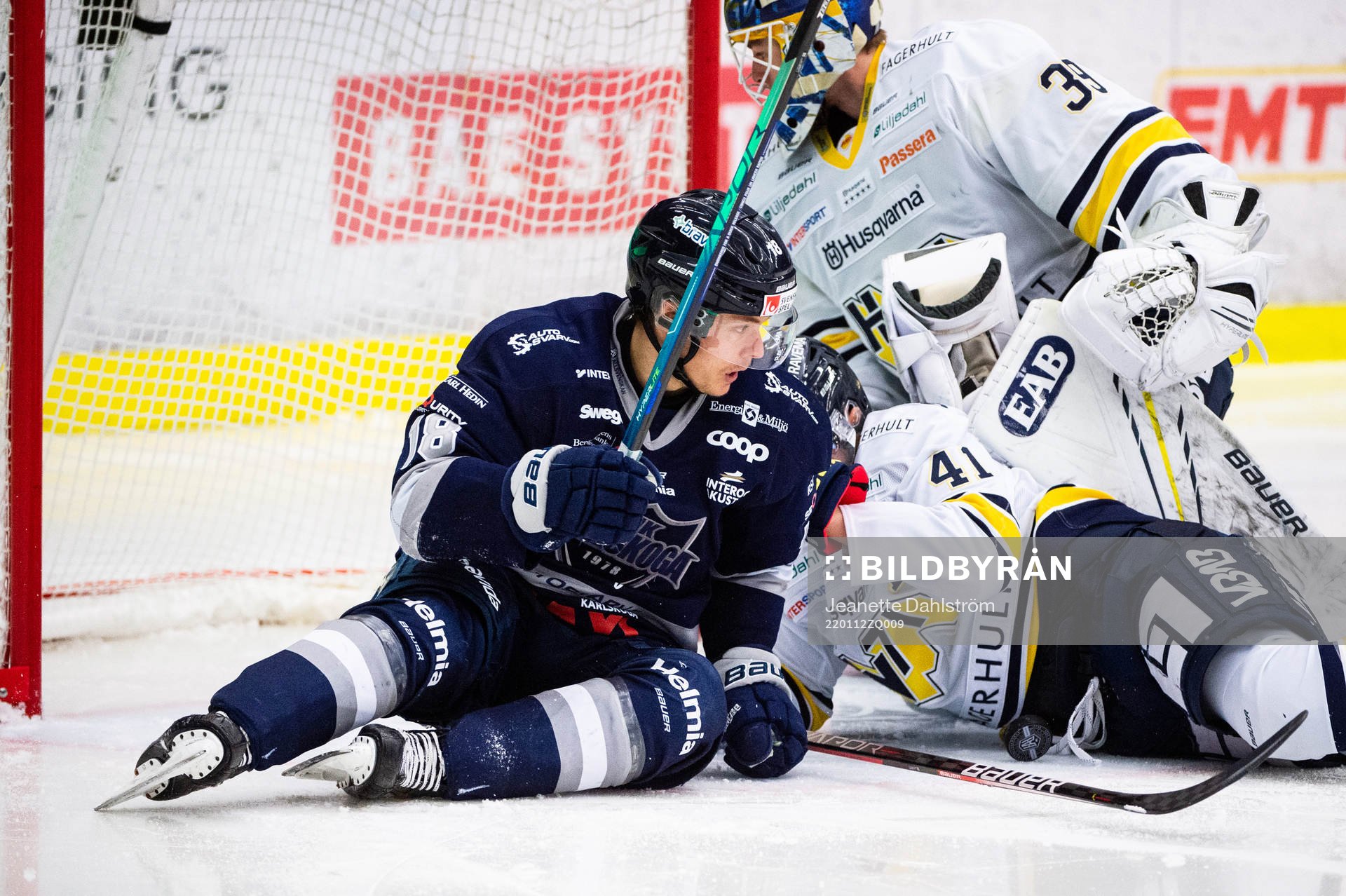 s Chad Billins, målvakt Filip Larsson