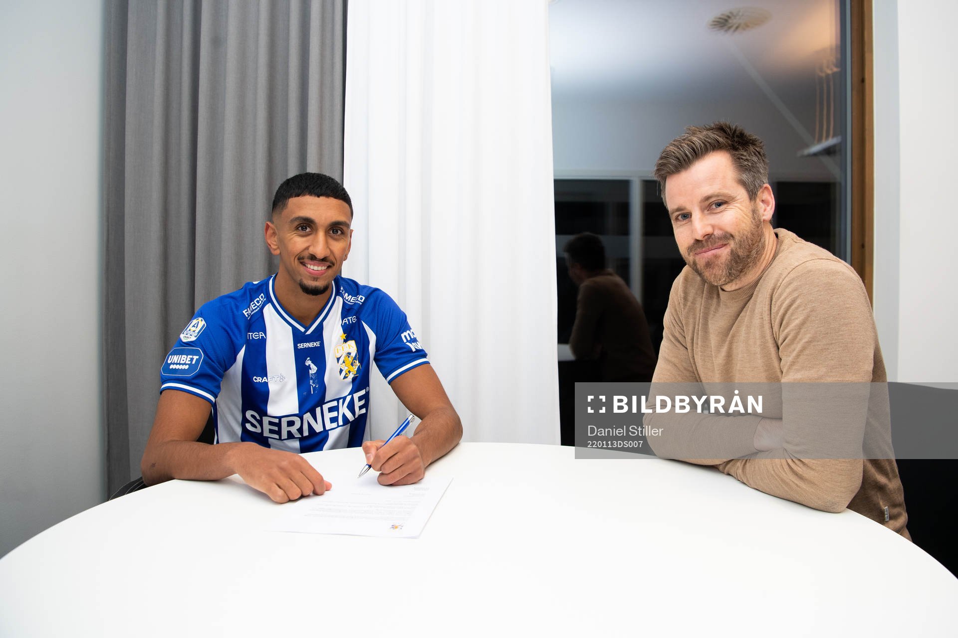 Amir Al-Ammari poserar med sportchef Pontus Farnerud
