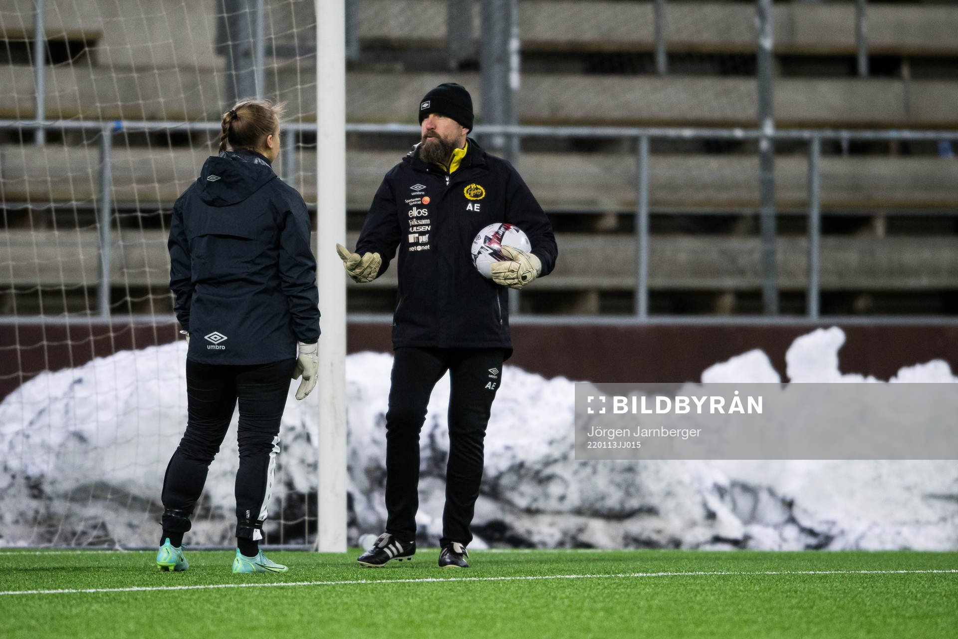 Målvaktstränare Anders Eliasson instruerar målvakt Tuva Janveden Mobrandt under en träning med Elfsborg den 13 januari 2022 i Borås. 
