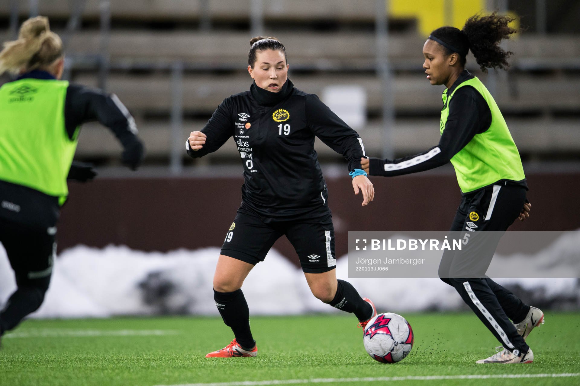 Johanna Kalinski Köhlqust och Vanessa Lopez under en träning med Elfsborg den 13 januari 2022 i Borås. 