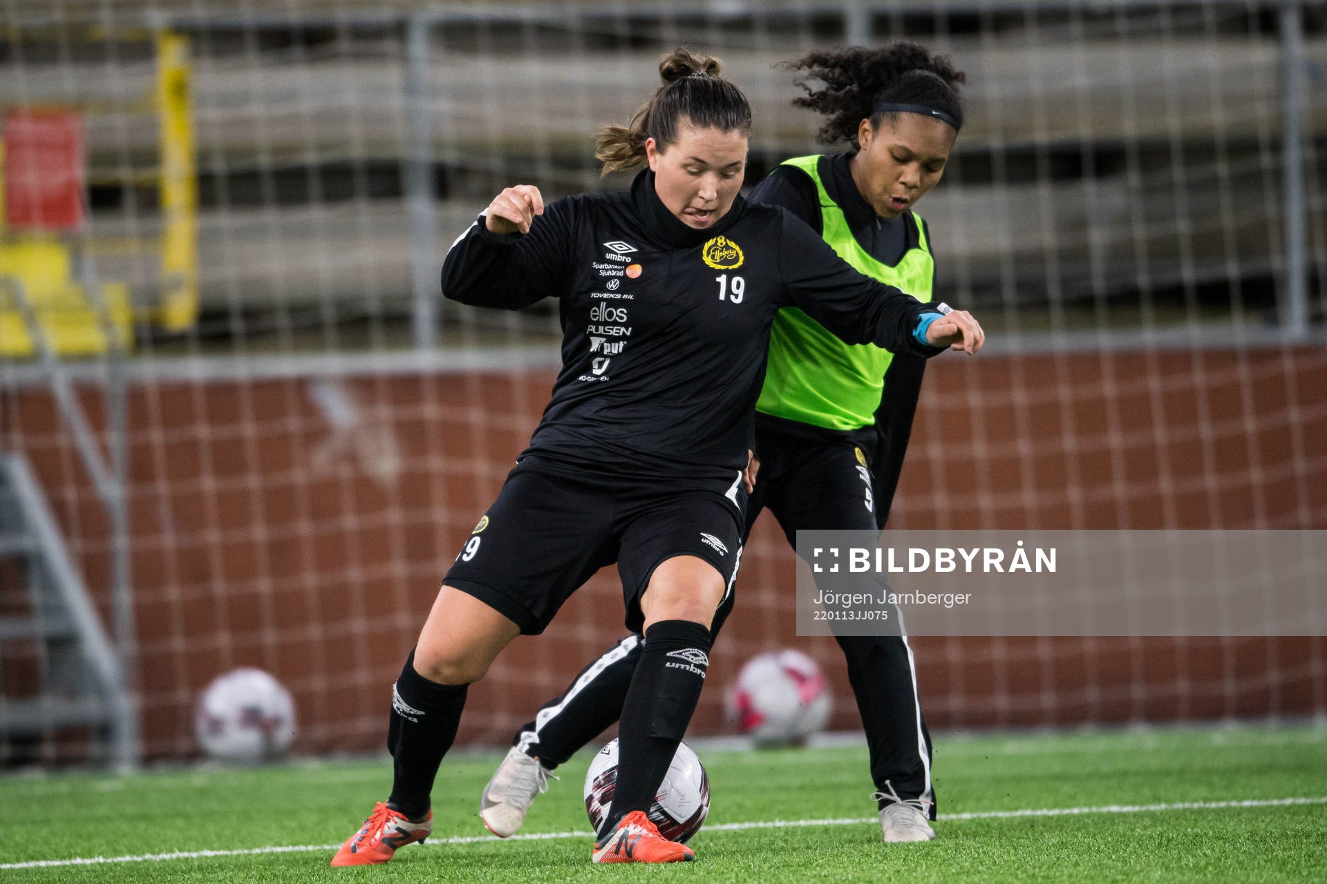 Johanna Kalinski Köhlqust och Vanessa Lopez under en träning med Elfsborg den 13 januari 2022 i Borås. 