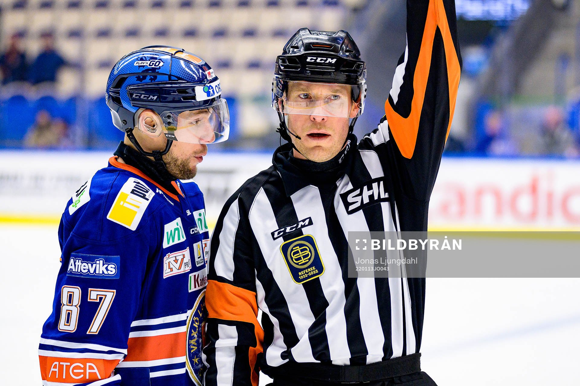 Växjös Robert Rosén pratar med domare Tobias Björk