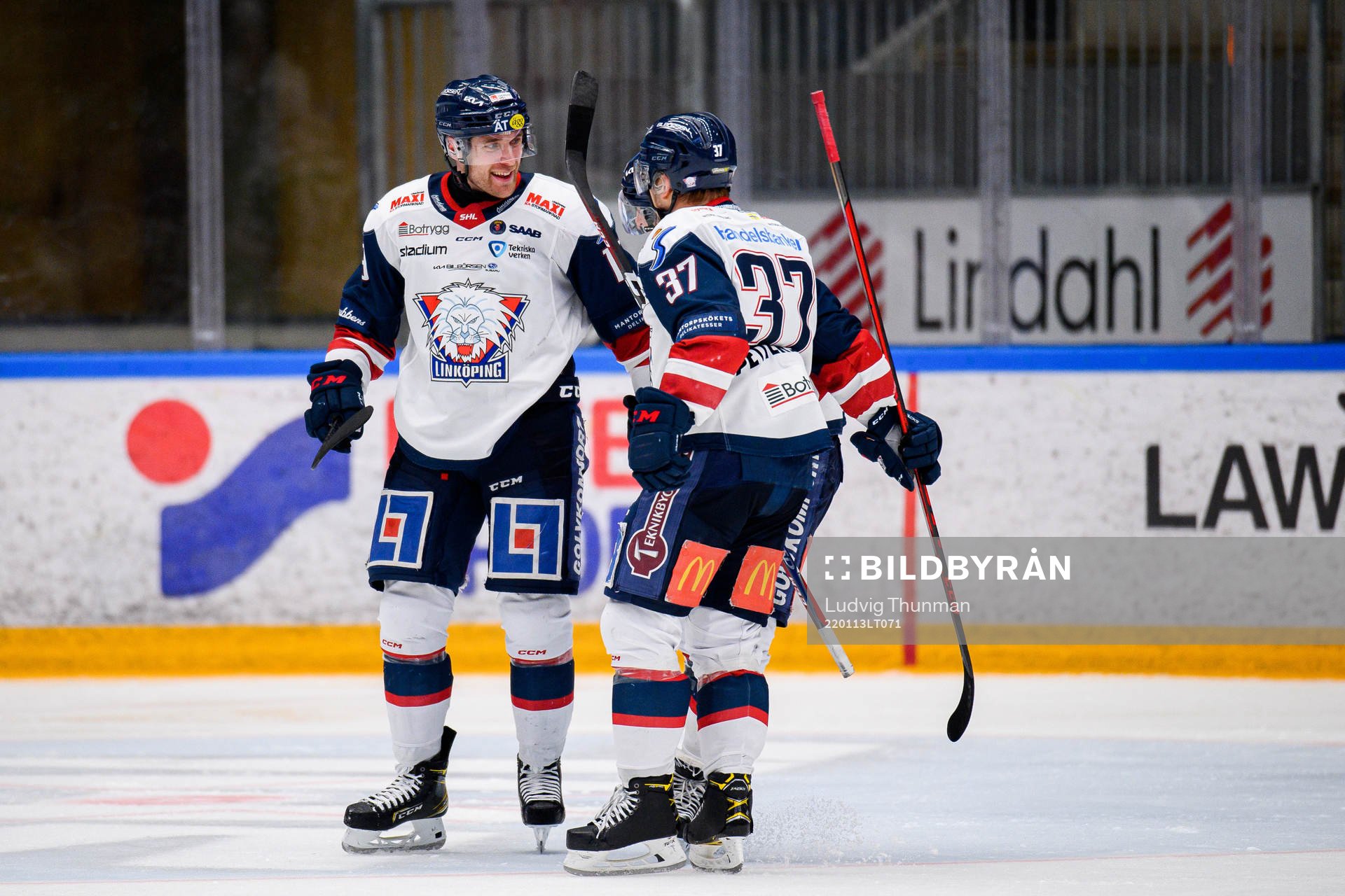 Linköpings Patrick Russell och Jesper Pettersson jublar