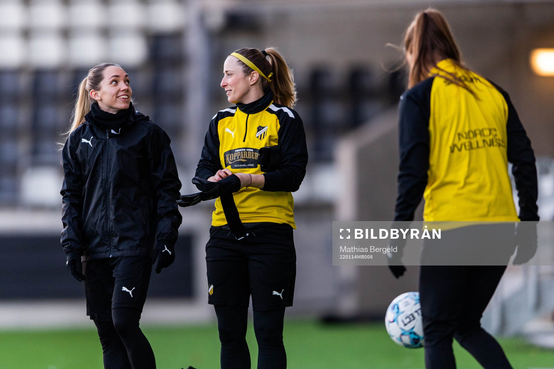 Elin Rubensson och målvakt Loes Guerts