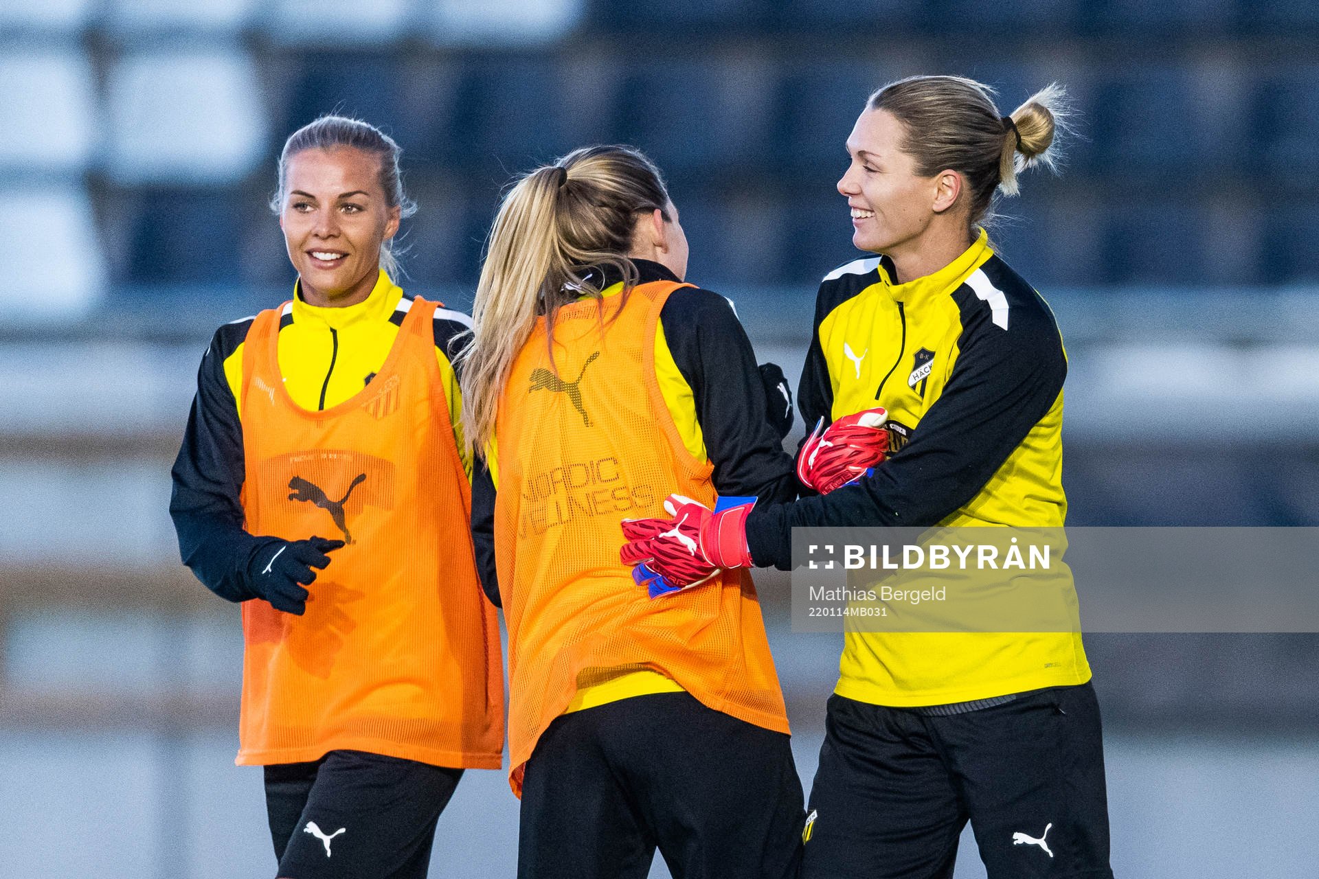 Elin Rubensson och målvakt Jennifer Falk