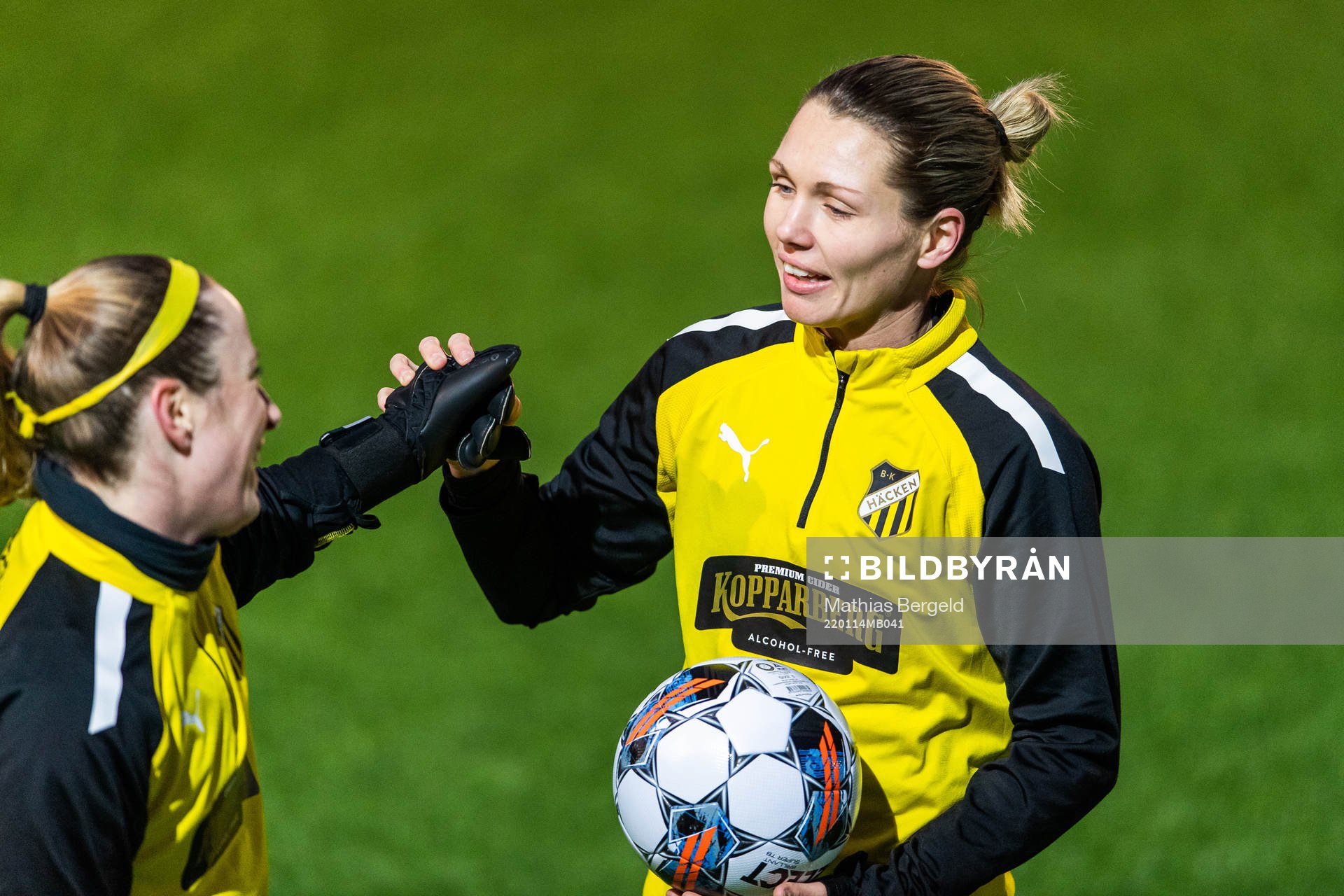 Målvakt Loes Guerts och målvakt Jennifer Falk