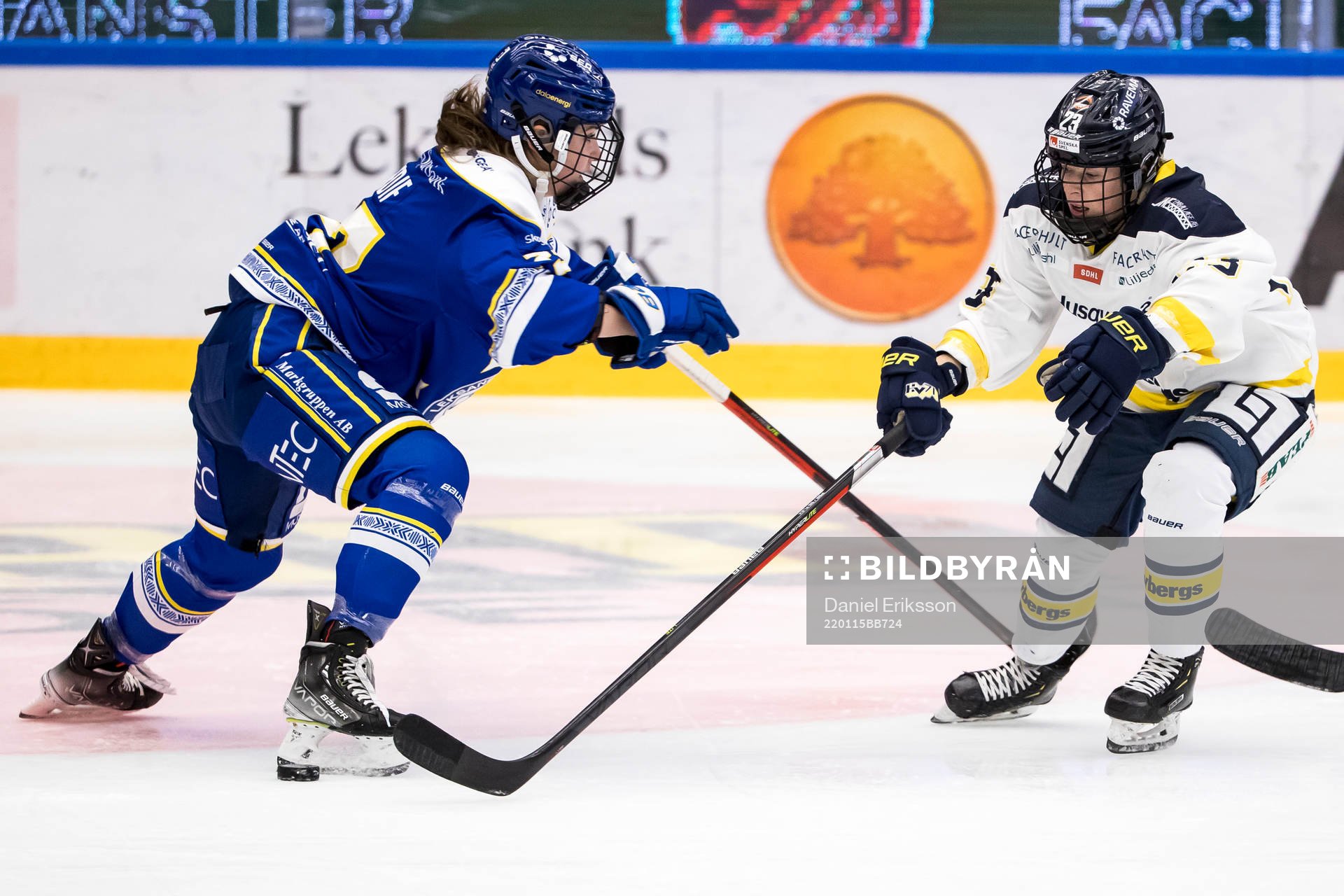 Leksands Celine Tardif och HV71s Sanni Hakala