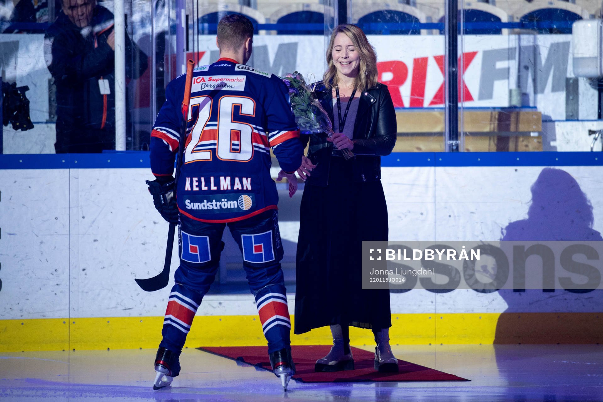 Växjös Joel Kellman tilldelas blommor av Växjös