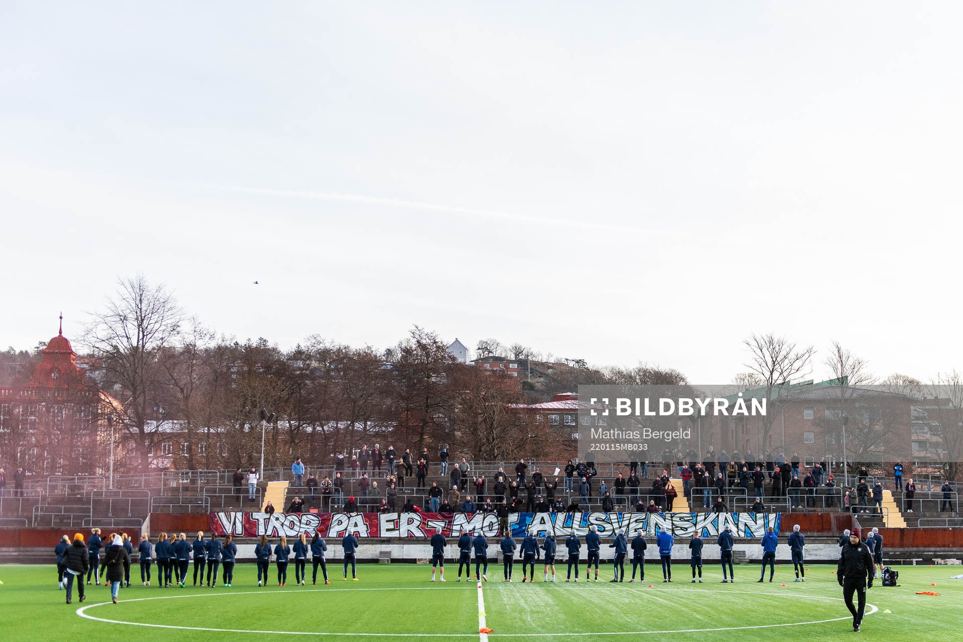 Spelarna hälsar på fansen