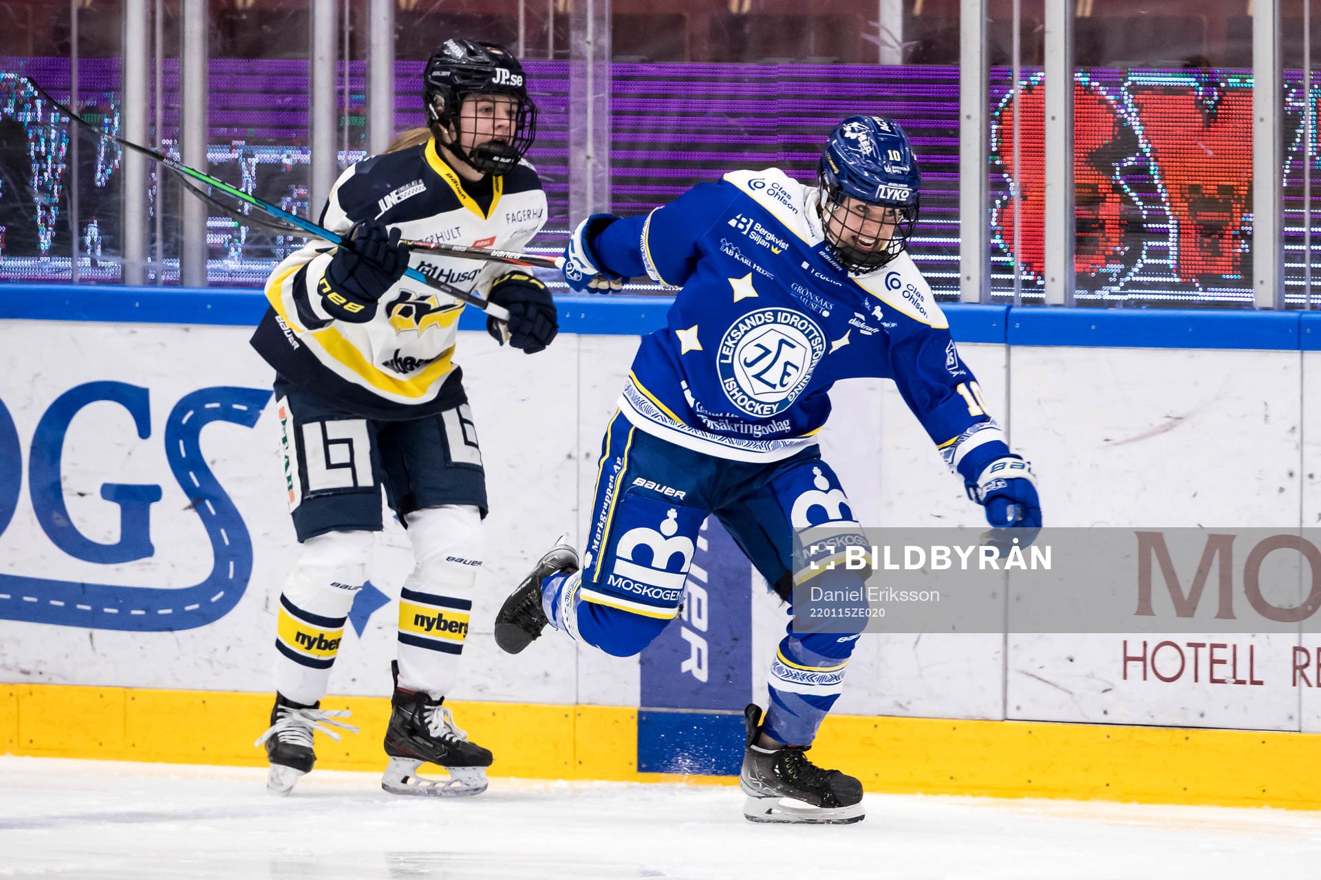 Leksands Phoebe Staenz och HV71s Mira Jungåker