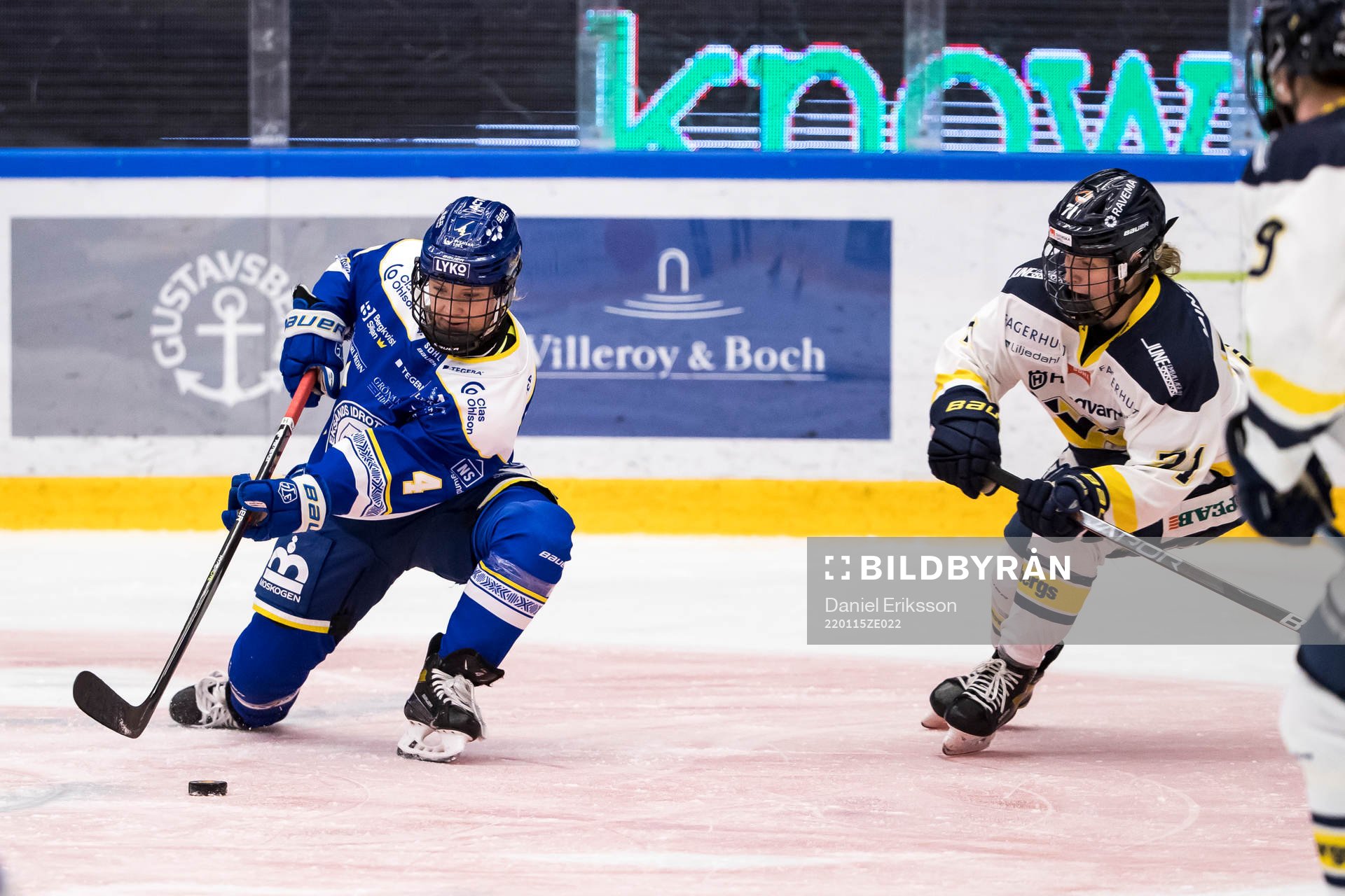 Leksands Wilma Johansson och HV71s Nicoline Jensen