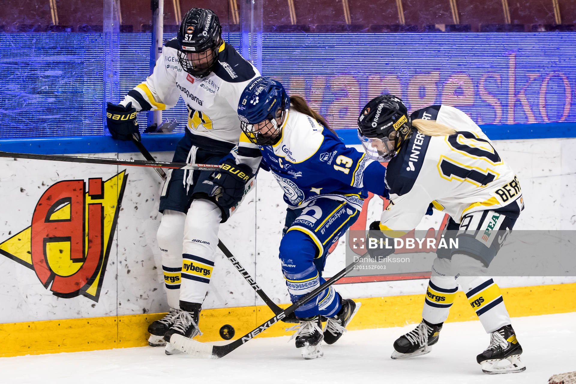 HV71s Elin Svensson och Leksands Hanna Sköld och HV71s