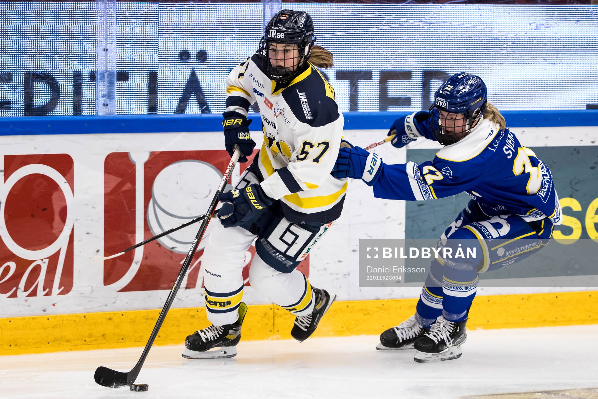 HV71s Elin Svensson och Leksands Agnez Svensson