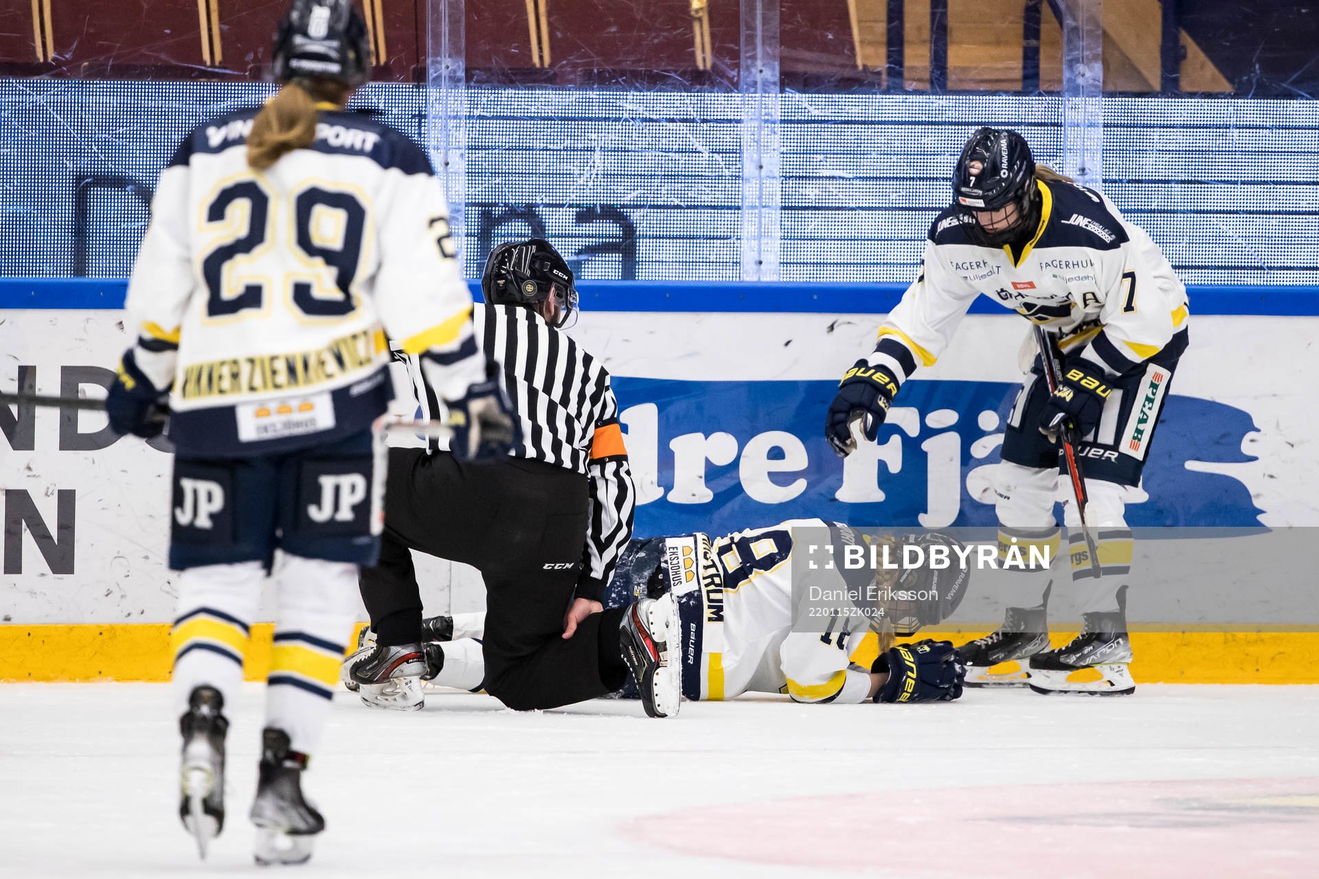 HV71s Mira Markström skada ses över av domaren Andreas