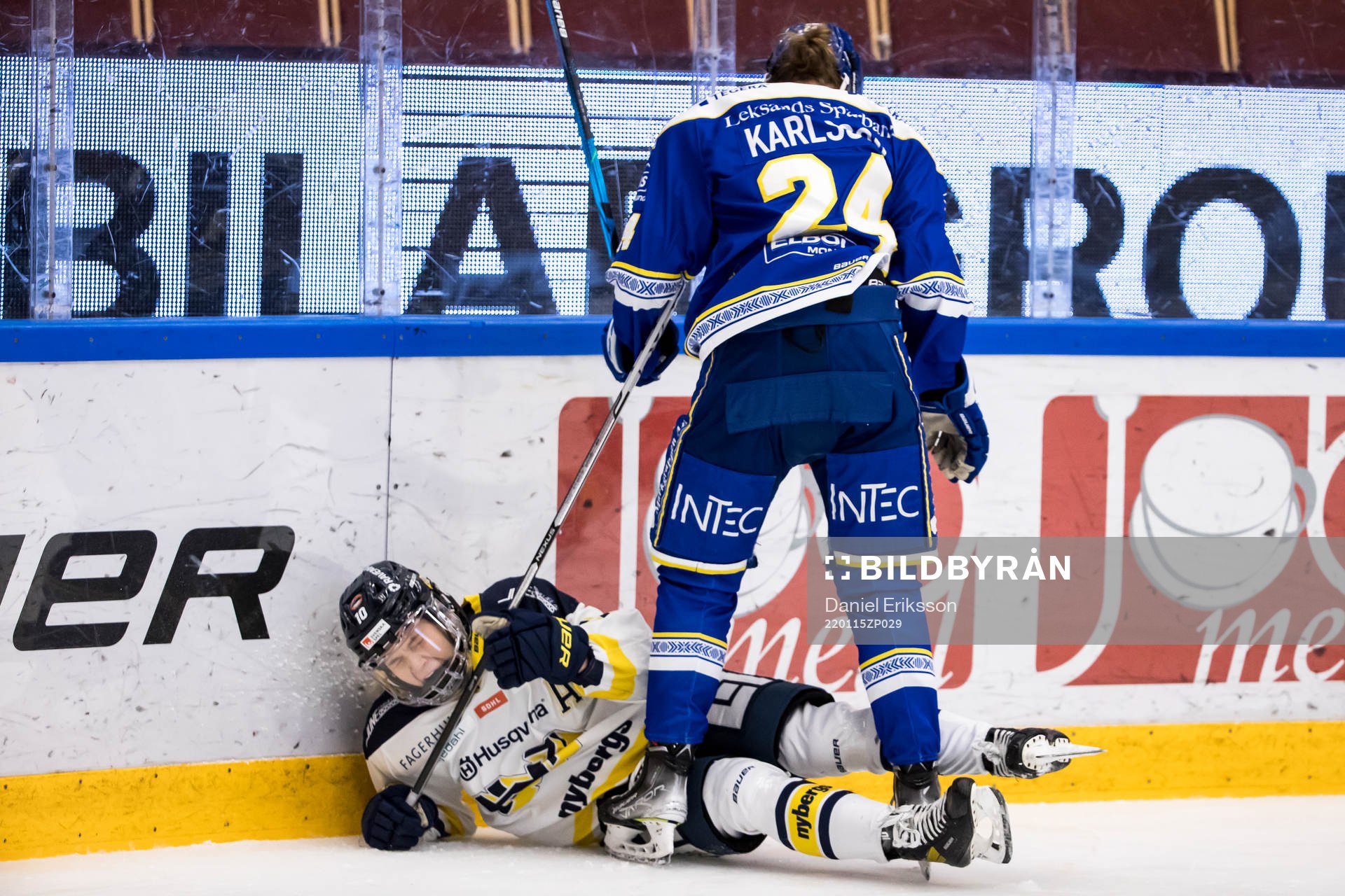 HV71s Ebba Berglund och Leksands Ida Karlsson