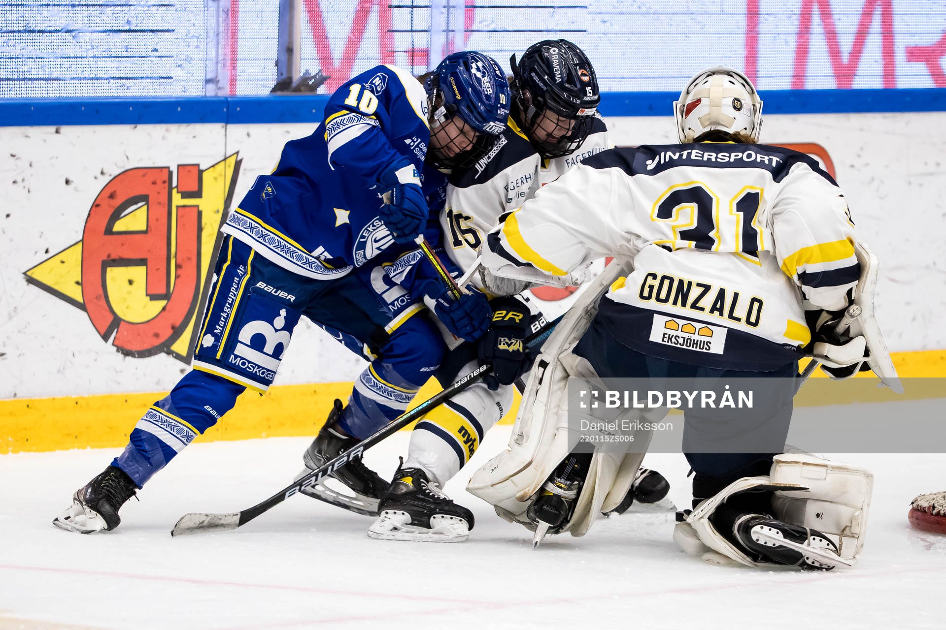 Leksands Phoebe Staenz och HV71s Linnea Andersson och HV71s