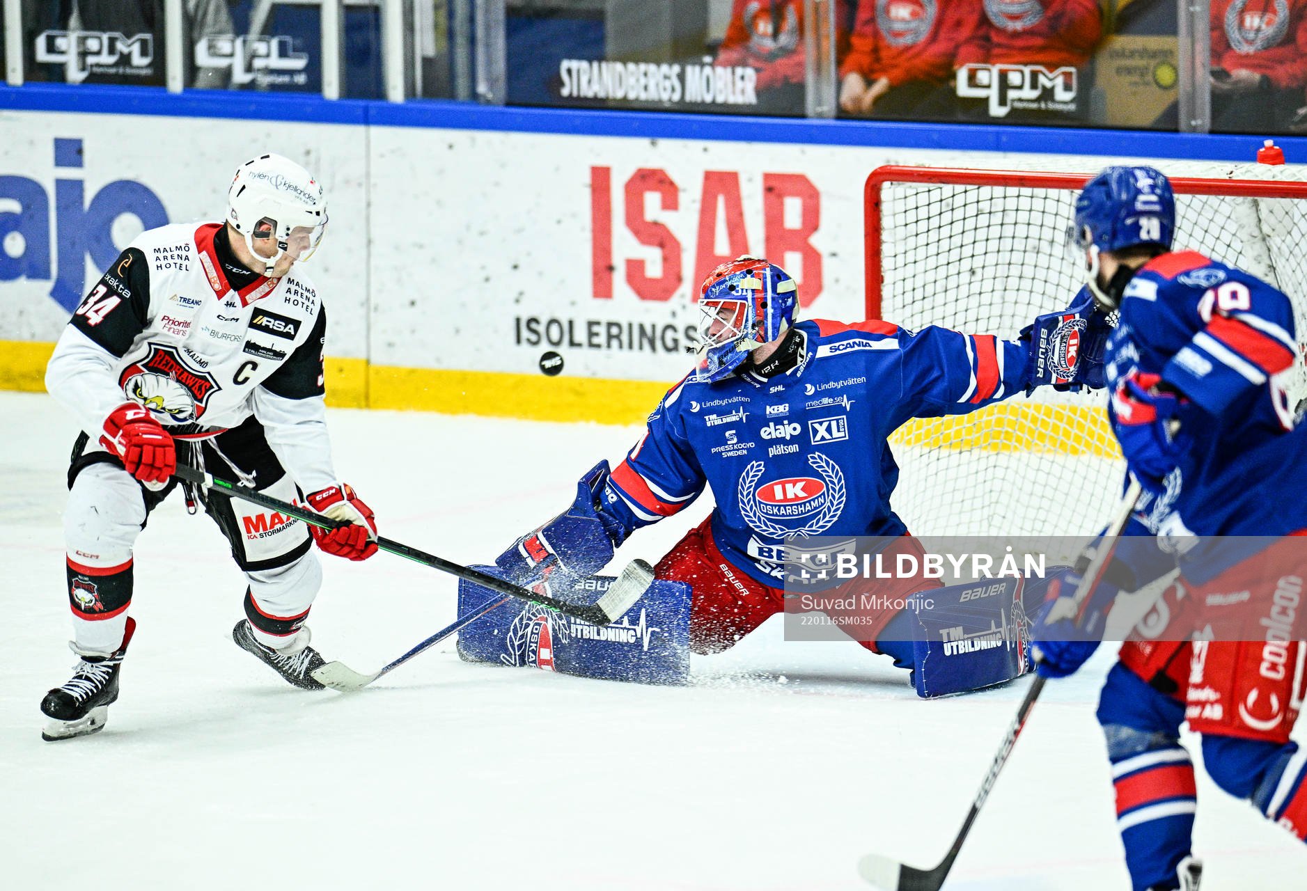 Malmö Redhawks Carl Söderberg och Oskarshamns målvakt