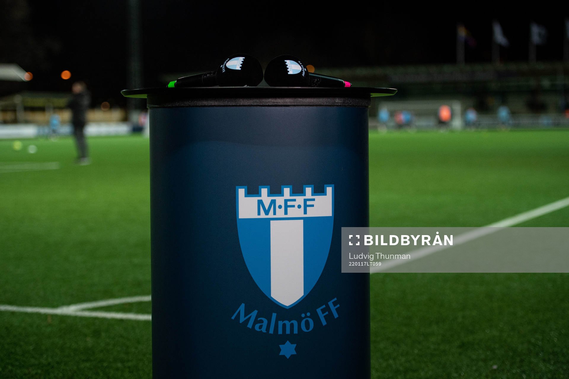 Ett ståbord med Malmö FFs logga