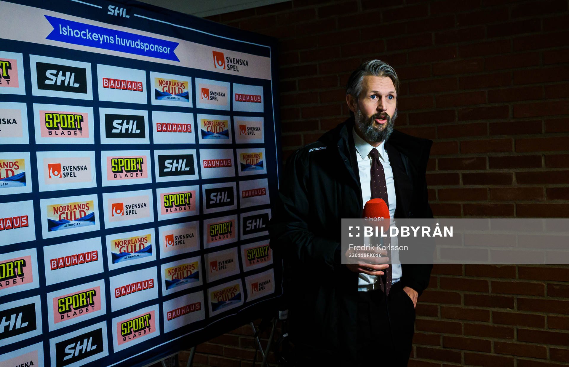 Färjestads sportchef Rickard Wallin svarar på frågor