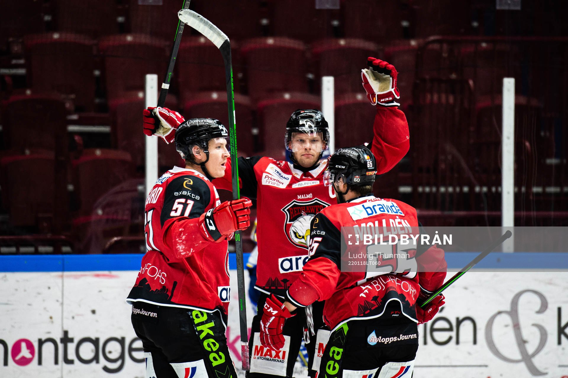 Malmö Redhawks Carl Söderberg jublar med lagkamrater