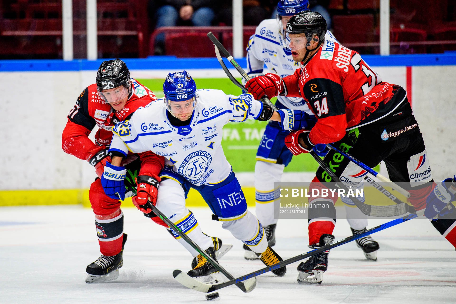 Malmö Redhawks Emil Sylvegård och Carl Söderberg i kamp