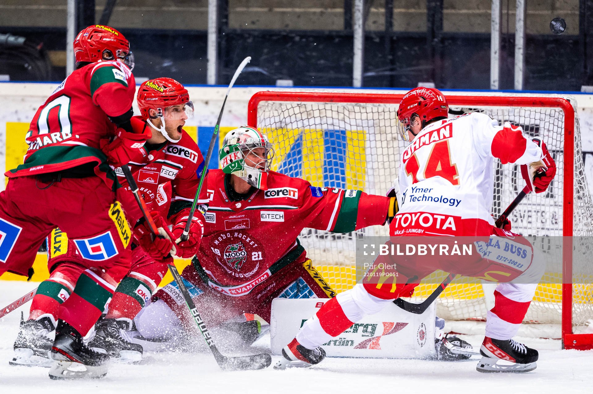 Modos målvakt Henrik Tikkanen och Troja-Ljungbys  Oscar