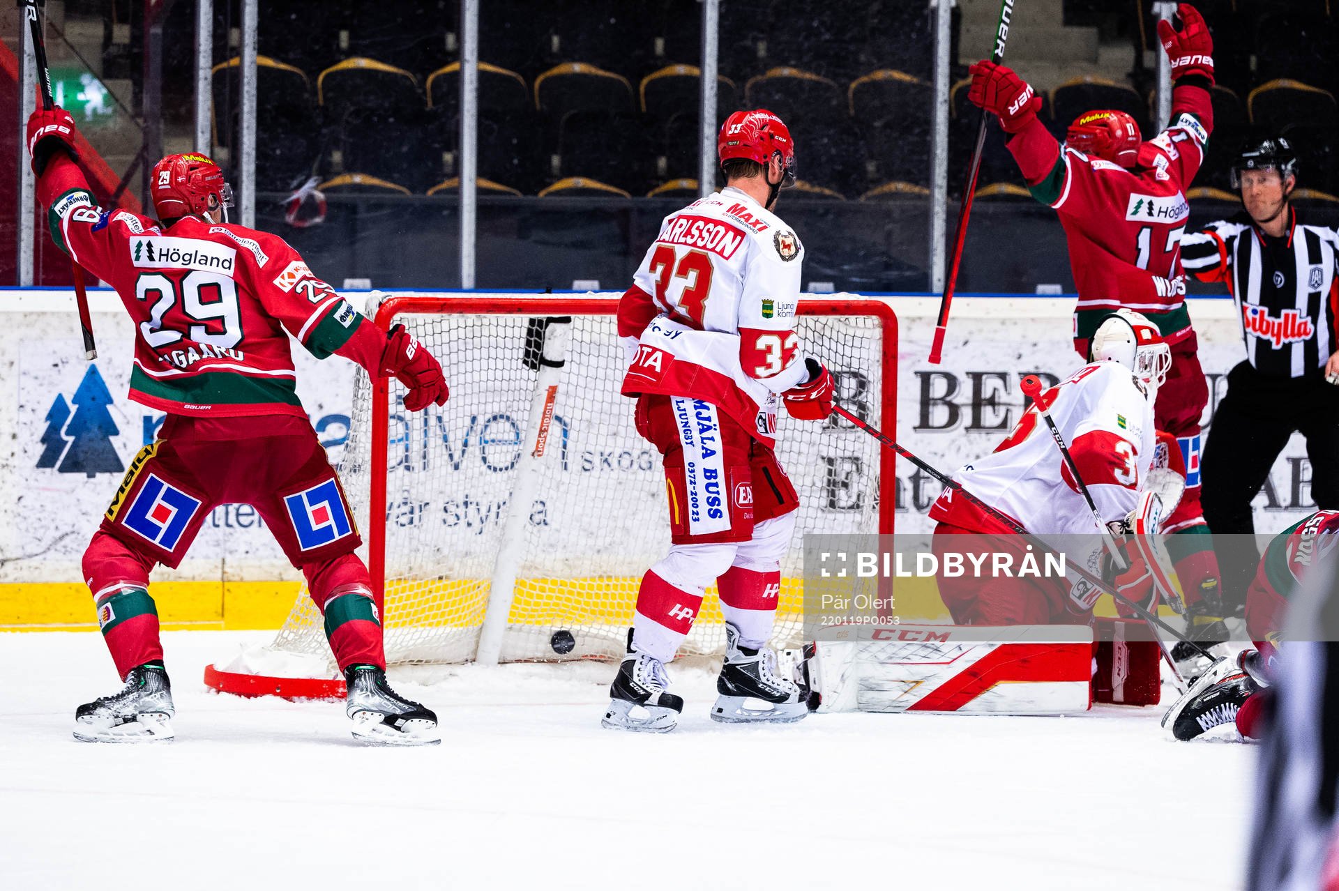 Modos Mikkel Aagaard och Riley Woods jublar