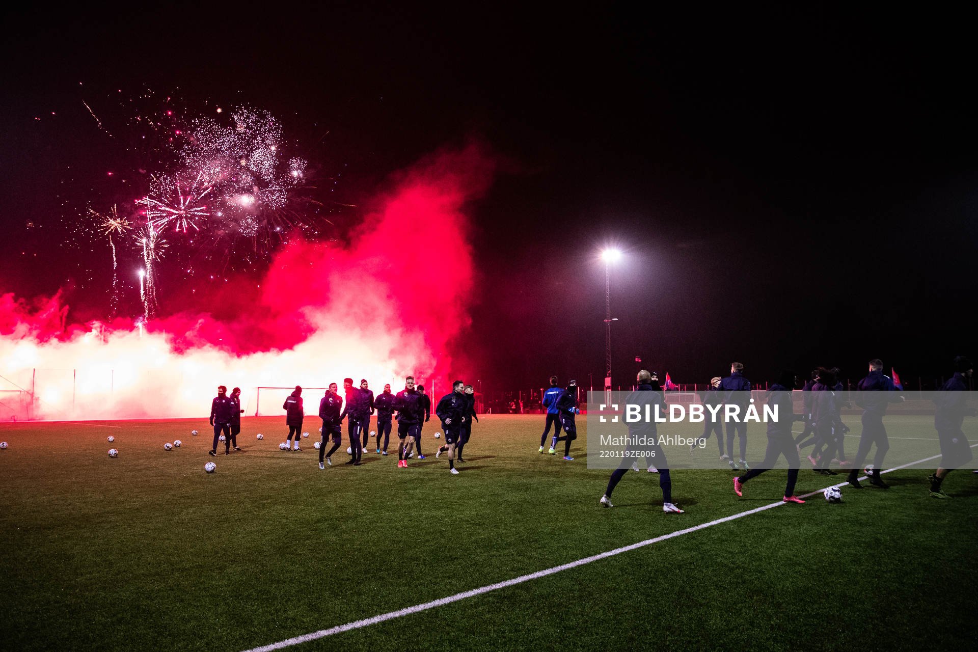 Spelarna framför supportrar