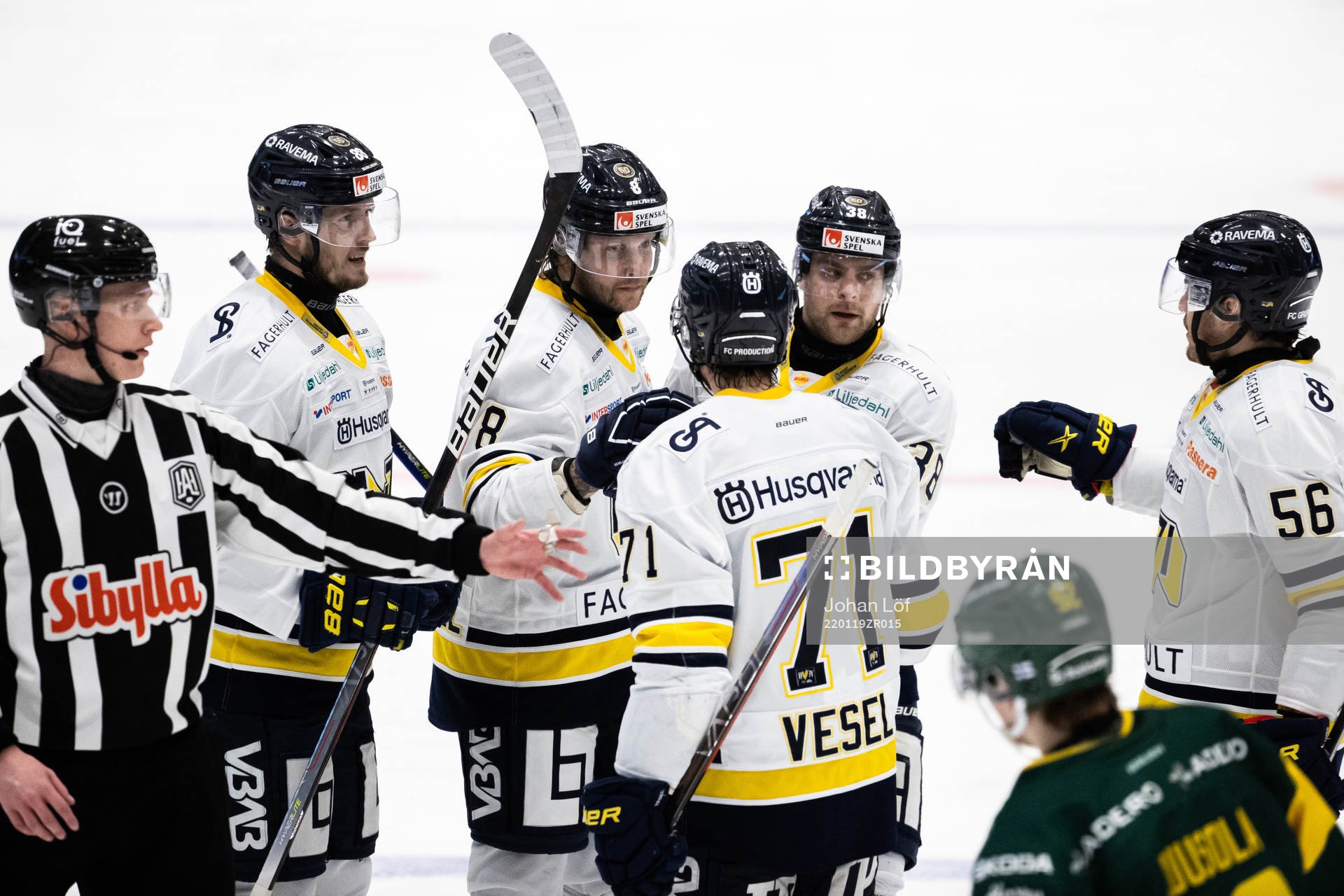 s Alexander Ytterell jublar med lagkamrater