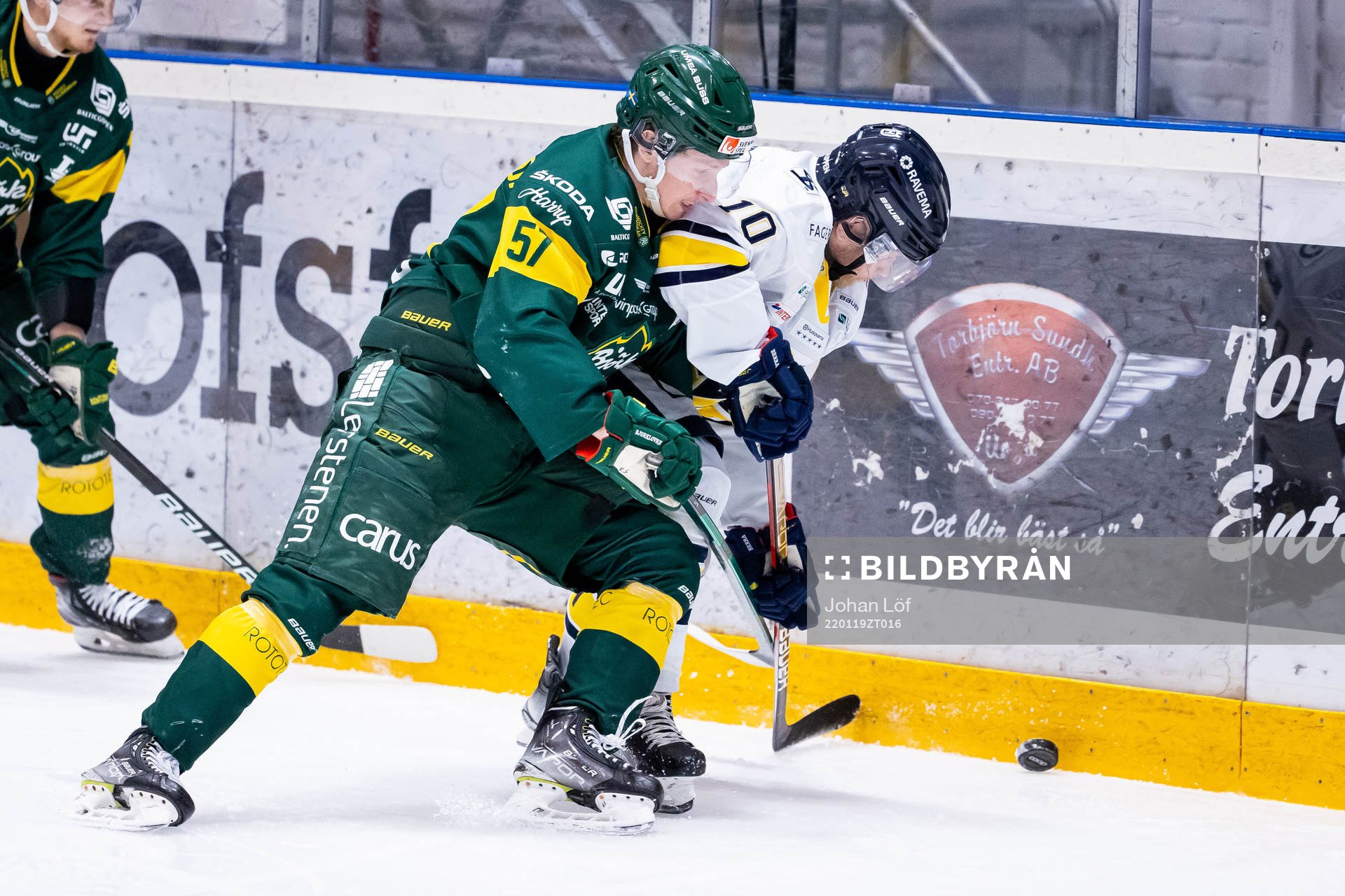 s Jesper Thörnberg i kamp om puck
