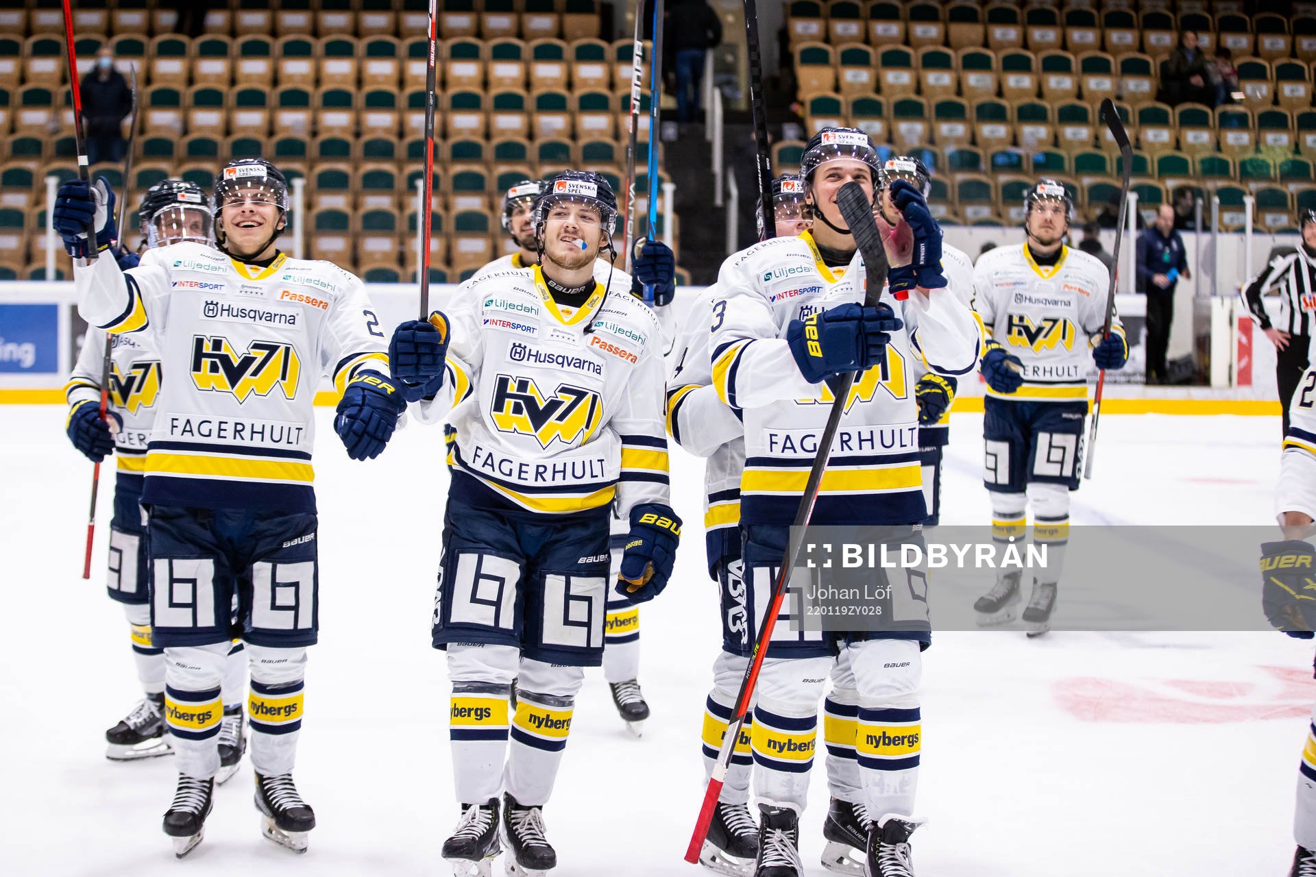 HV71 tackar klacken