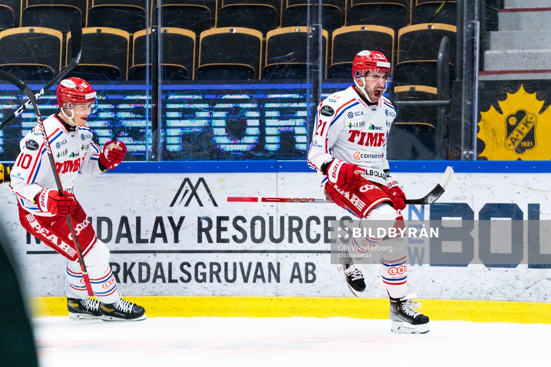 Timrås Robin Alvarez och Joey LaLeggia jublar