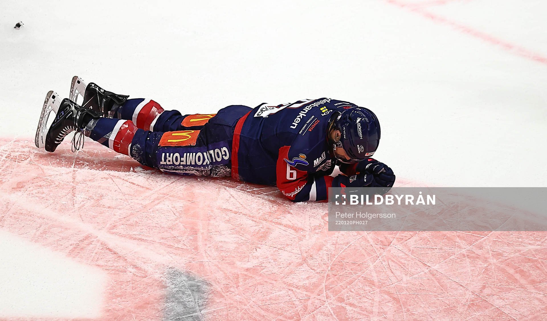 Linköpings Craig Shira skadad av puck på hals