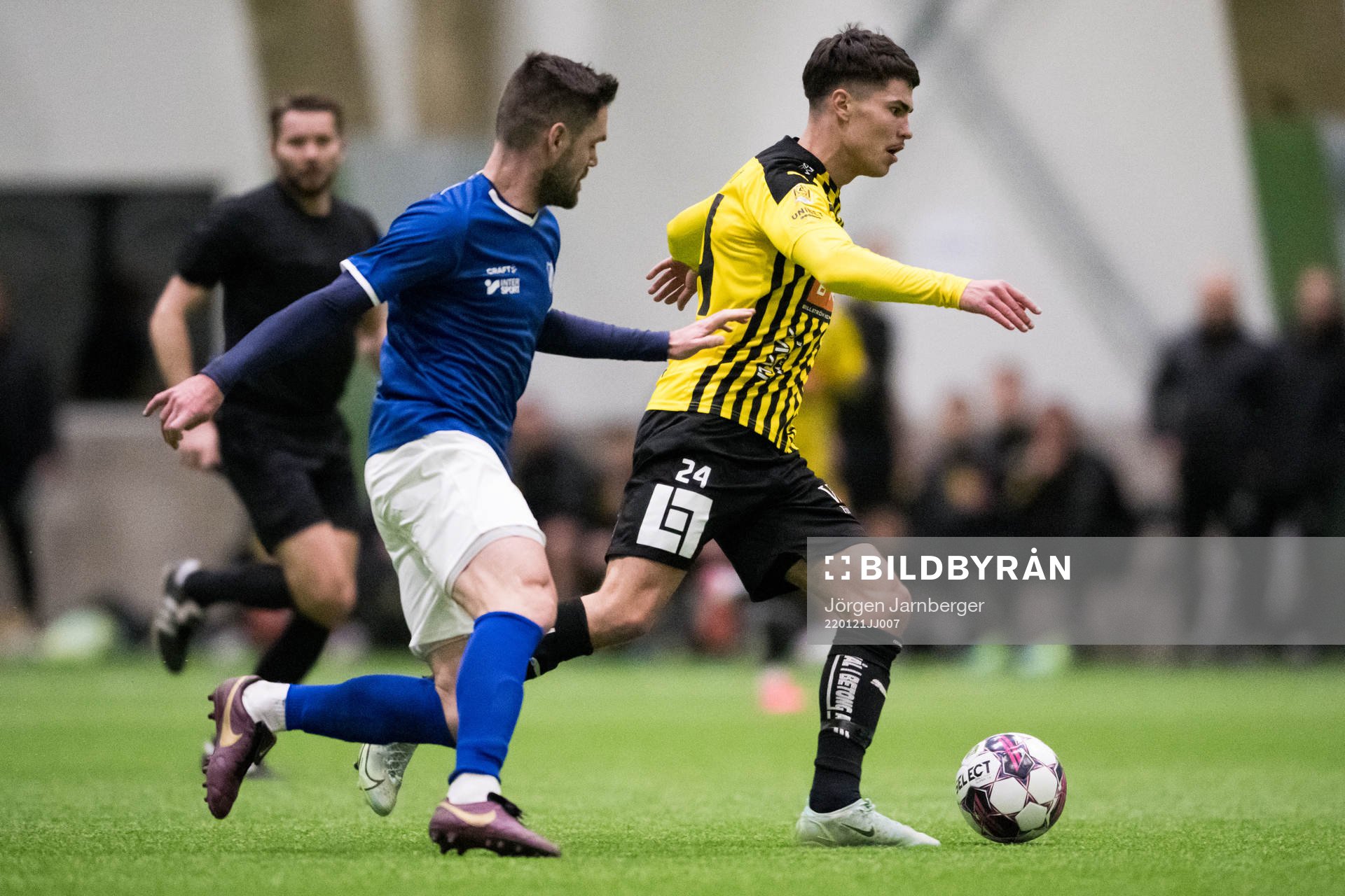 Norrbys Ivo Dominik Pekalski och Häckens William Milovanovic under en träningsmatch i fotboll mellan Norrby och Häcken den 21 januari 2022 i Borås.
