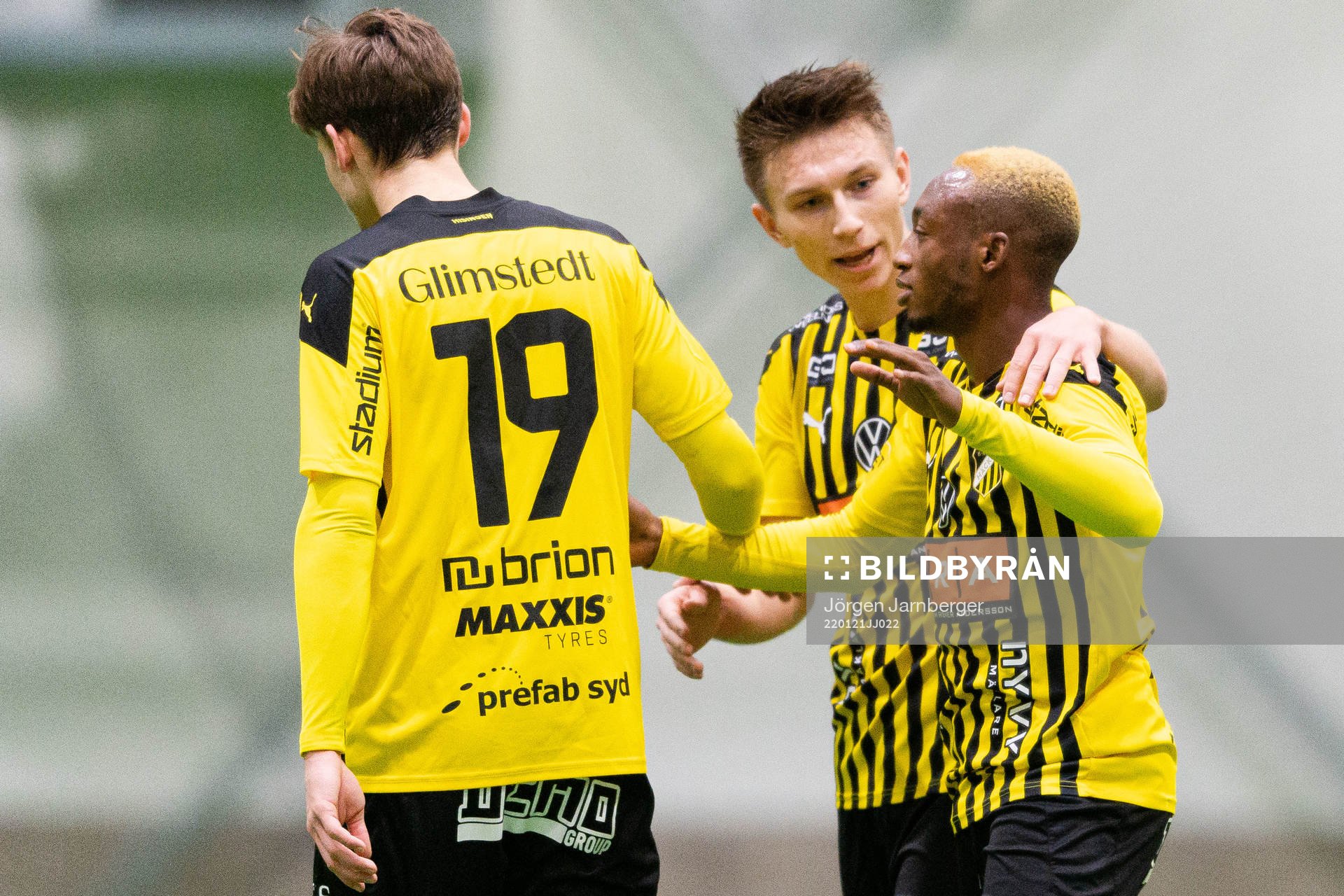 Häckens Oscar Uddenäs, Benie Adama Traore och Kristoffer Lund Hansen jublar efter 1-1 under en träningsmatch i fotboll mellan Norrby och Häcken den 21 januari 2022 i Borås.