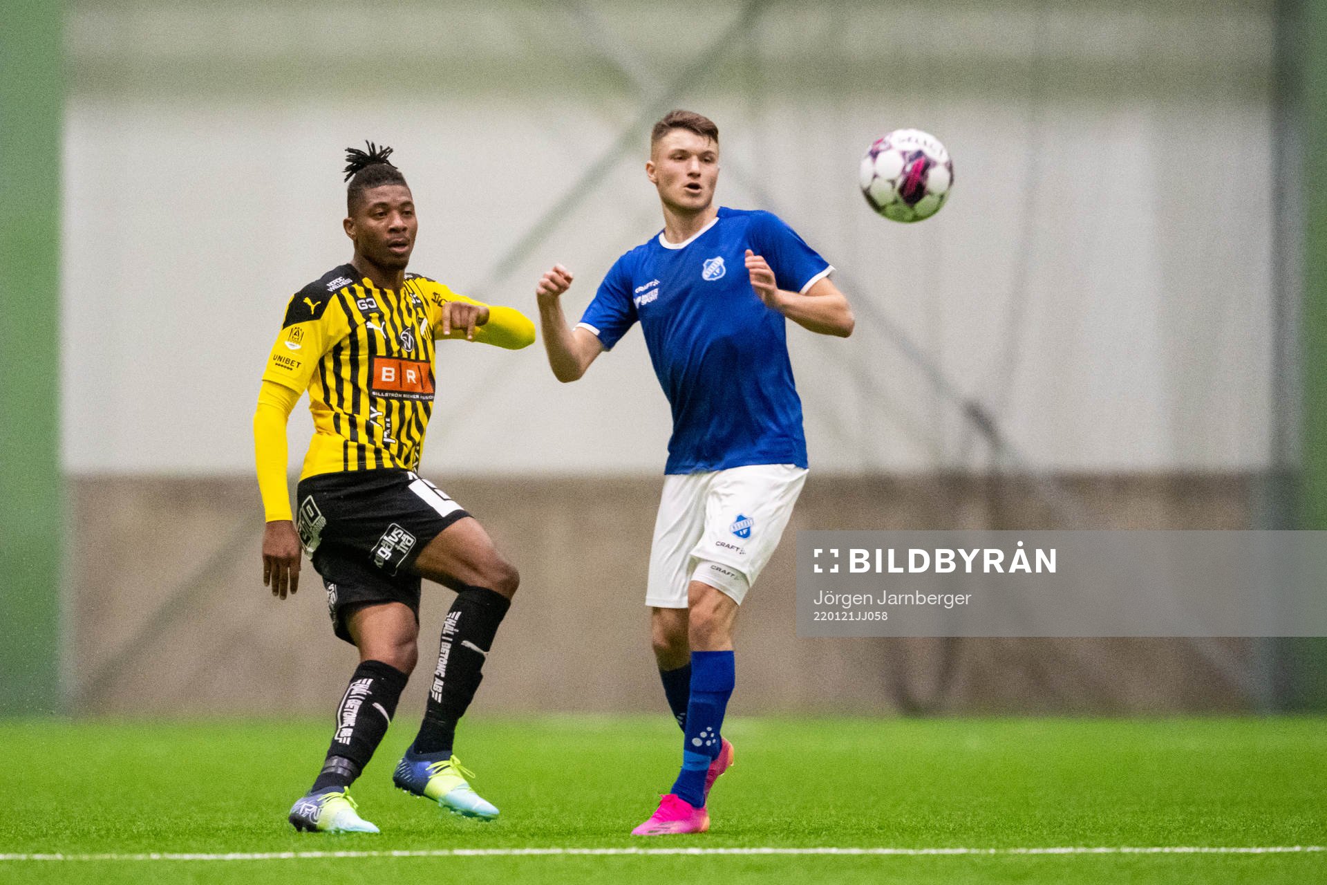 Häckens Franklin Degaulle Tebo Uchenna och Norrbys Ekin Bulut under en träningsmatch i fotboll mellan Norrby och Häcken den 21 januari 2022 i Borås.