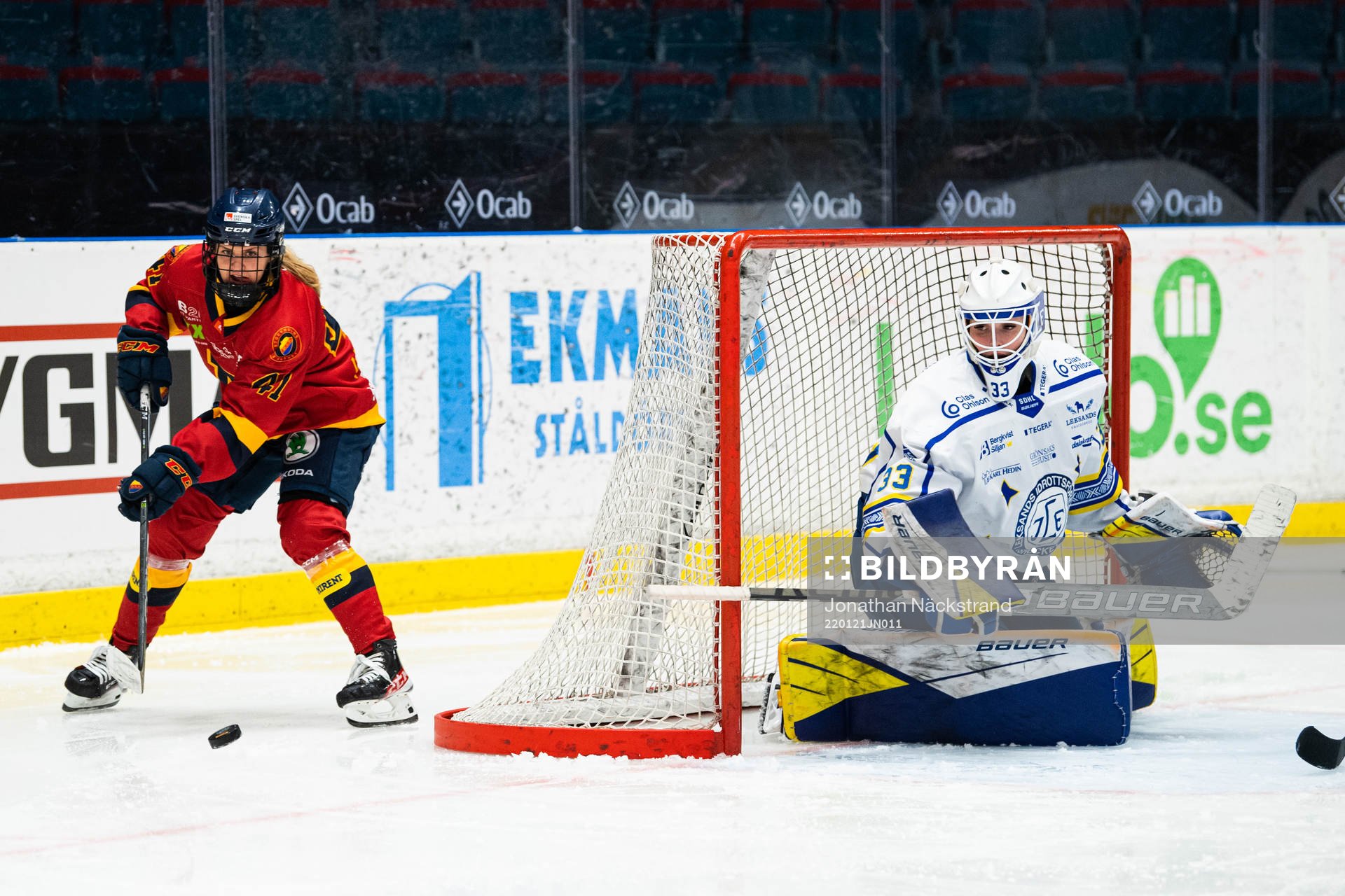 Djurgårdens Sofie Lundin och Leksands målvakt Amanda