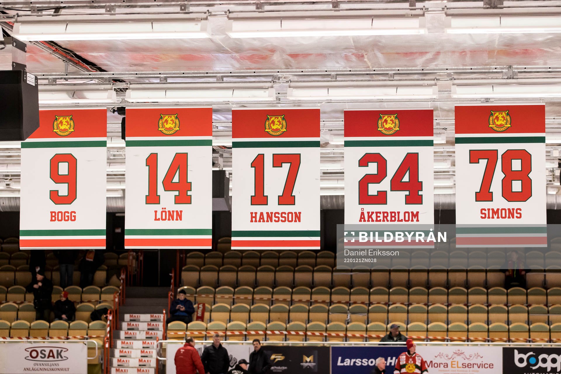 Flaggor i taket på Smidjegrav Arena