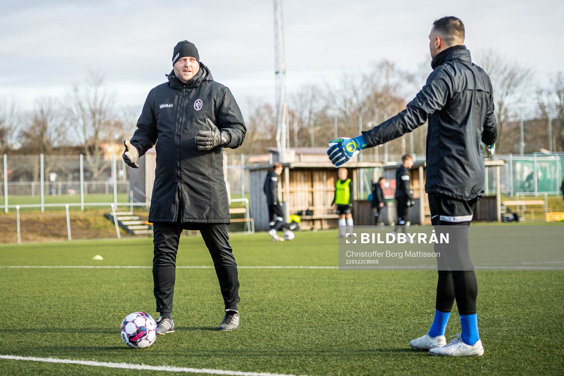 Landskronas målvaktstränare Thomas Kozma i samtal med