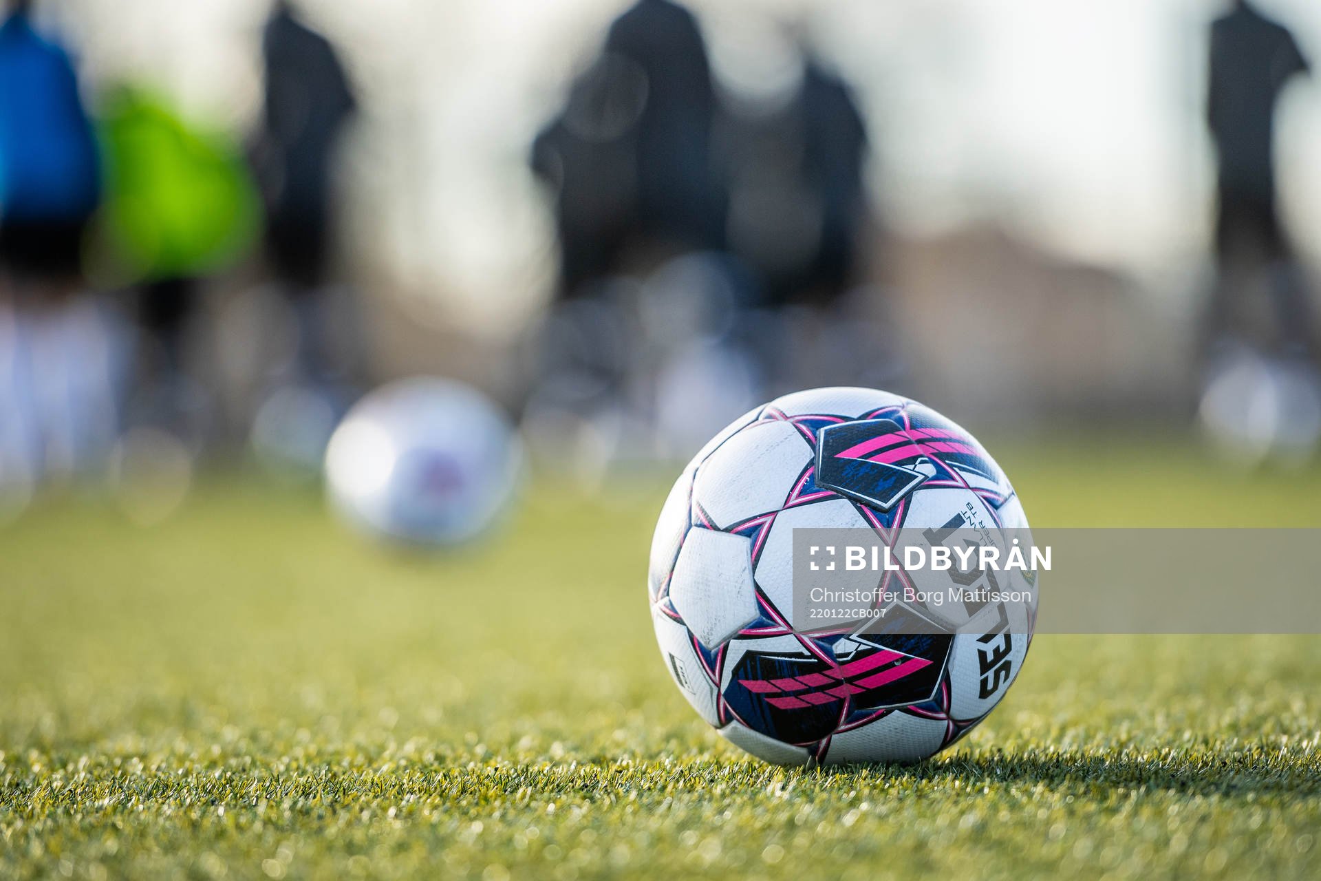 En fotboll ligger på fotbollsplanen