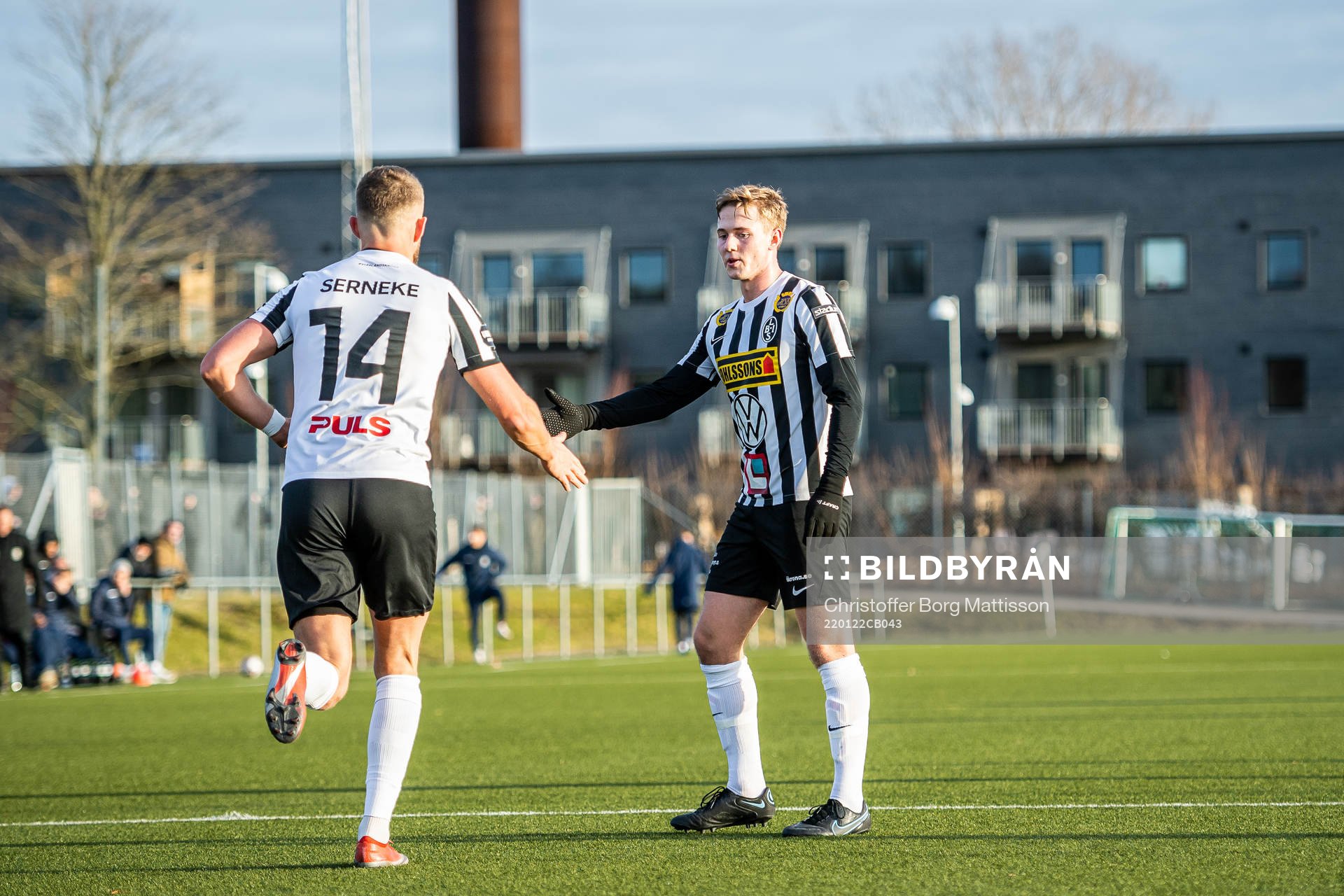 Landskronas Erik Pärsson och Jesper Strid jublar efter 1-3 under träningsmatchen i fotboll mellan Landskrona och Helsingör den 22 januari 2022 i Landskrona.
