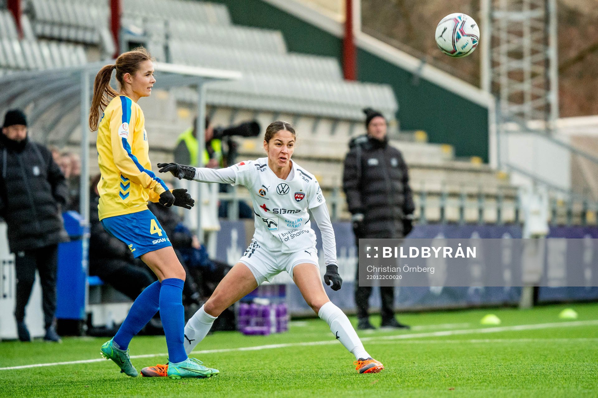 Rosengårds Josefine Lech mot Bröndbys Caroline Pleidrup Gram under en träningsmatch mellan Rosengård och Bröndby den 22 januari 2022 i Malmö.