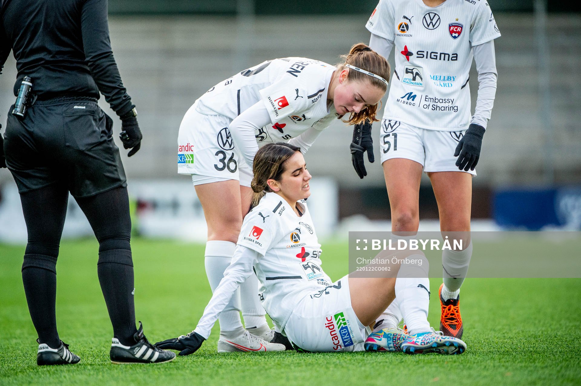 Rosengårds Mathilde Vangsgaard kollar till Ellen Loncar efter en smäll under en träningsmatch mellan Rosengård och Bröndby den 22 januari 2022 i Malmö.