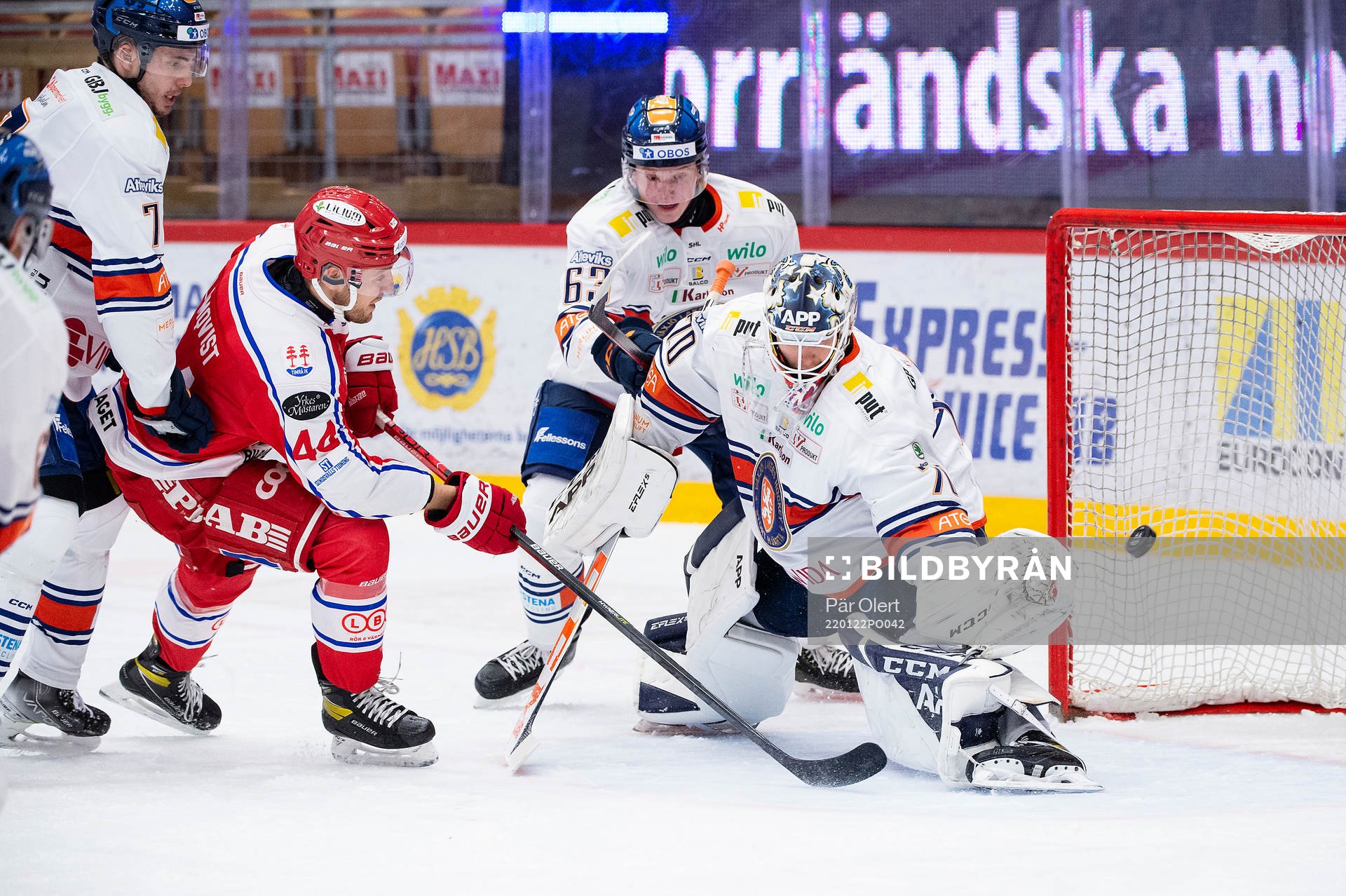 Timrås Jacob Blomqvist och Växjös målvakt Adam Åhman