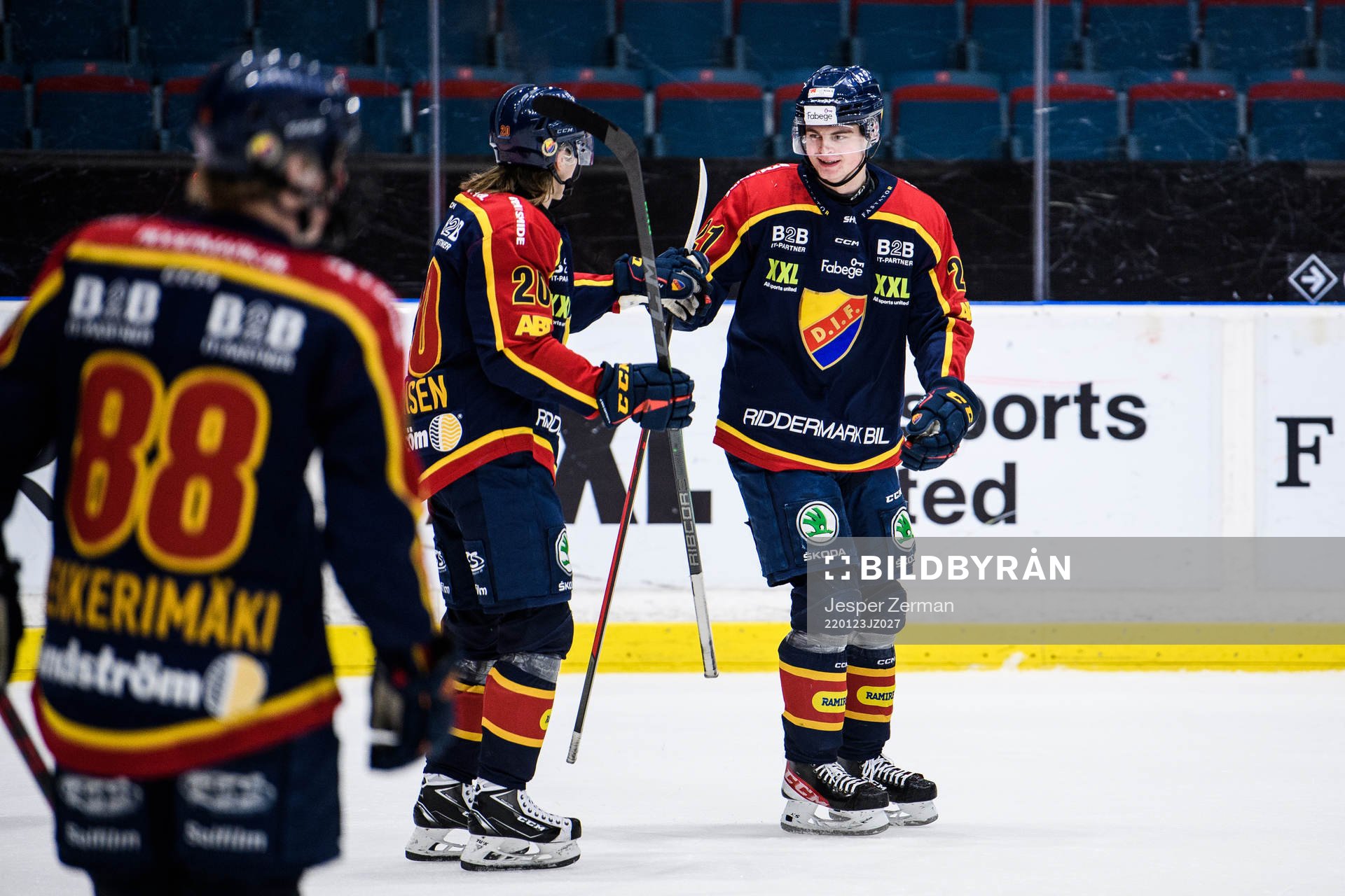 Djurgårdens Filip Cederqvist (th) jublar med Marcus