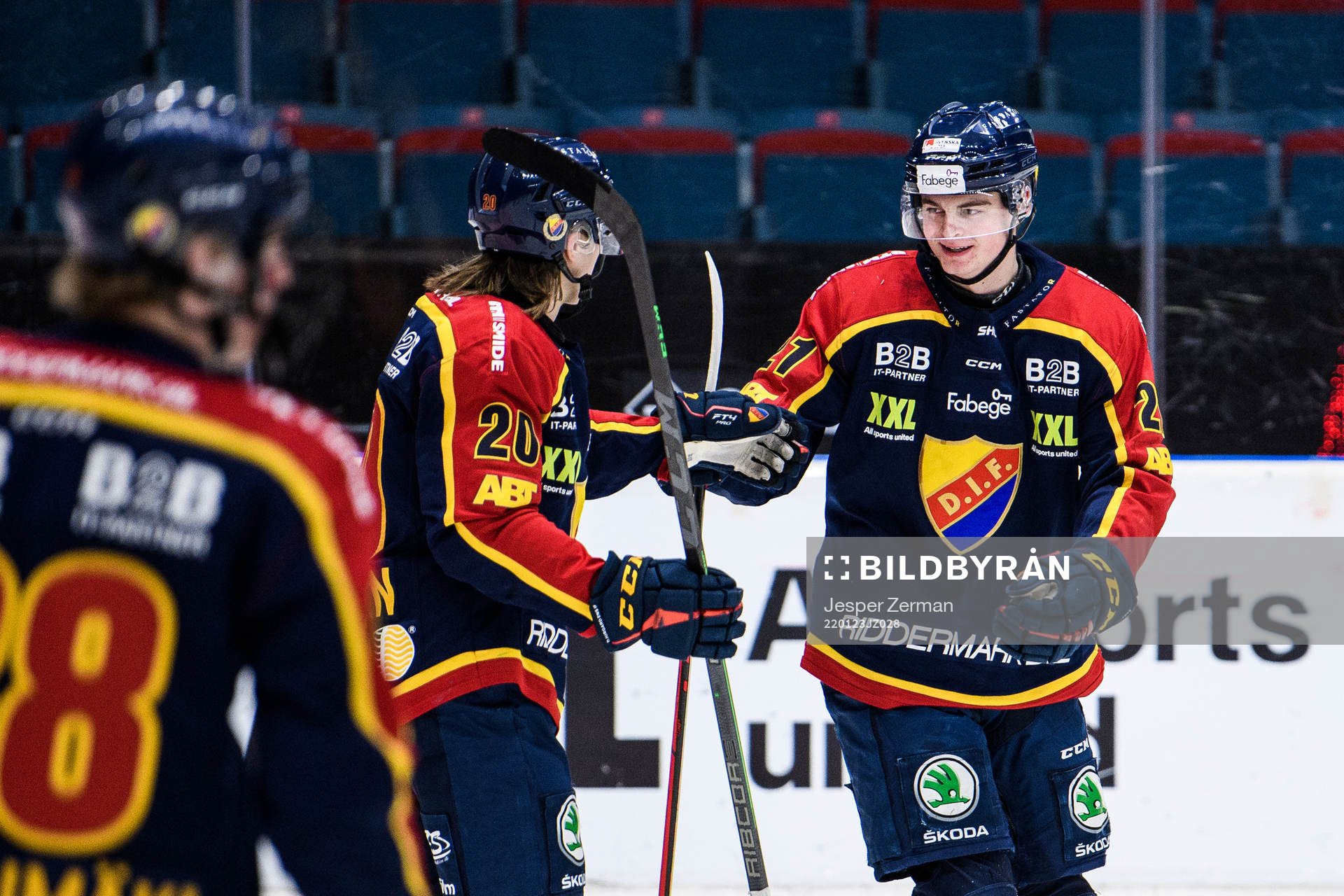 Djurgårdens Filip Cederqvist (th) jublar med Marcus