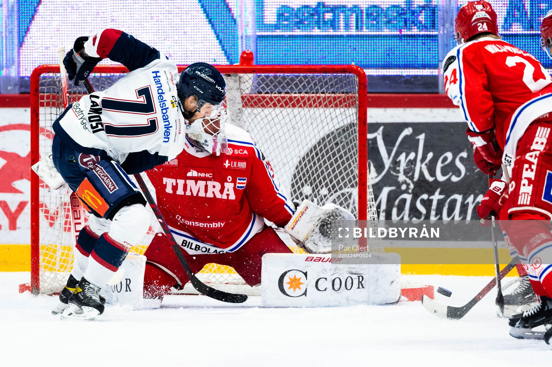 Linköpings Robert Lantosi framför Timrås målvakt Jacob