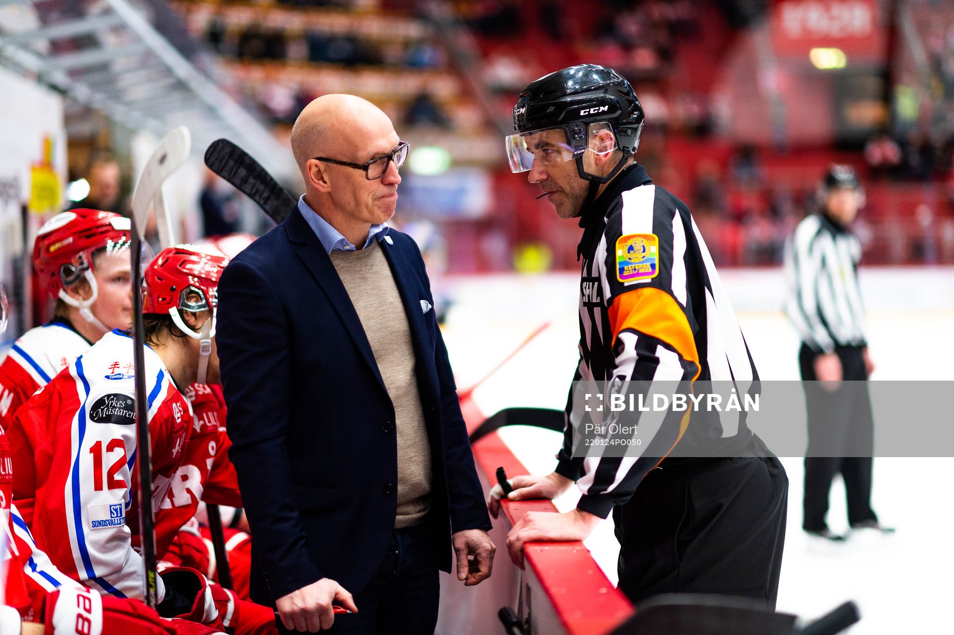 Timrås tränare Fredrik Andersson diskuterar med domaren