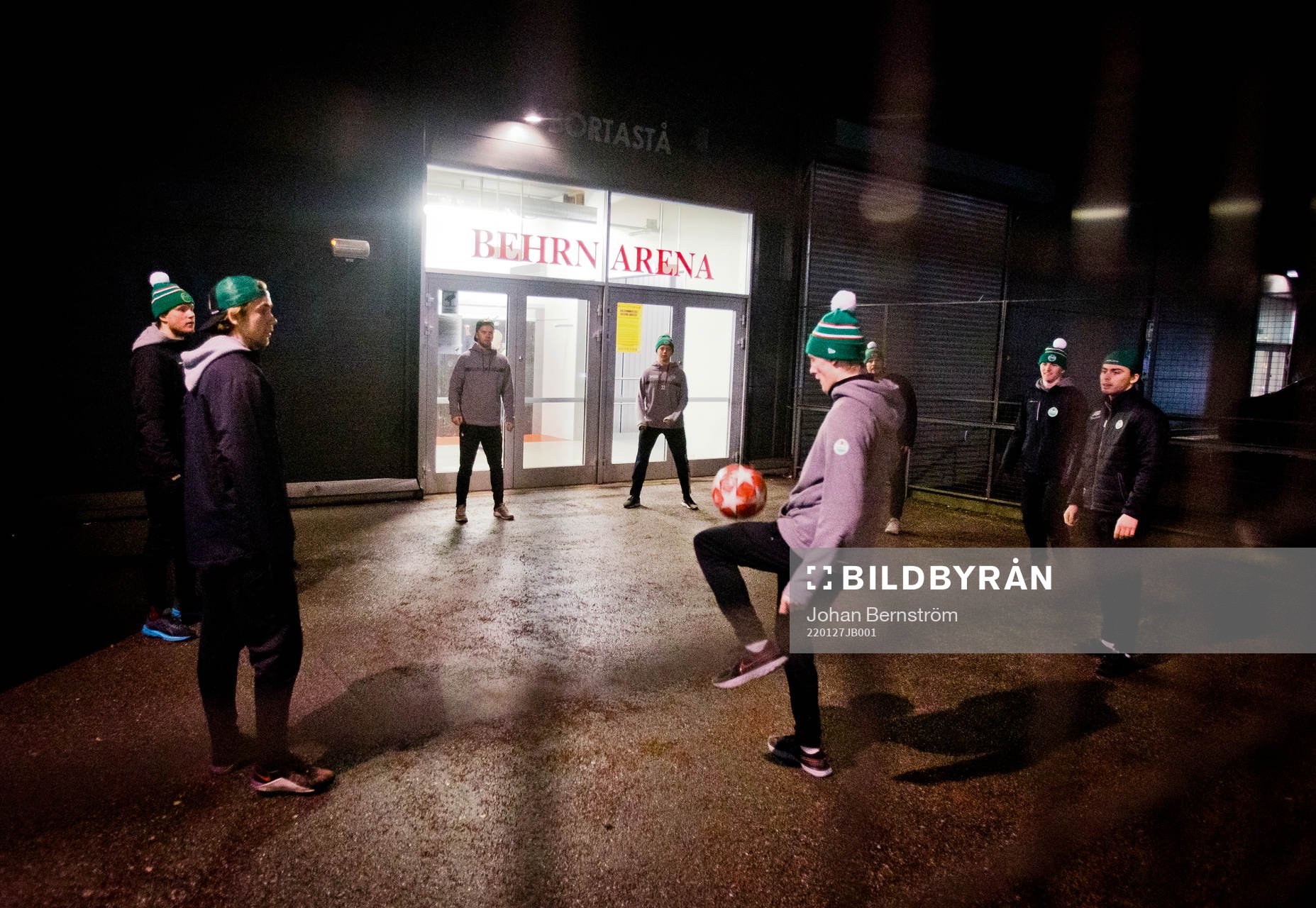 Röglespelarna värmer upp med fotboll