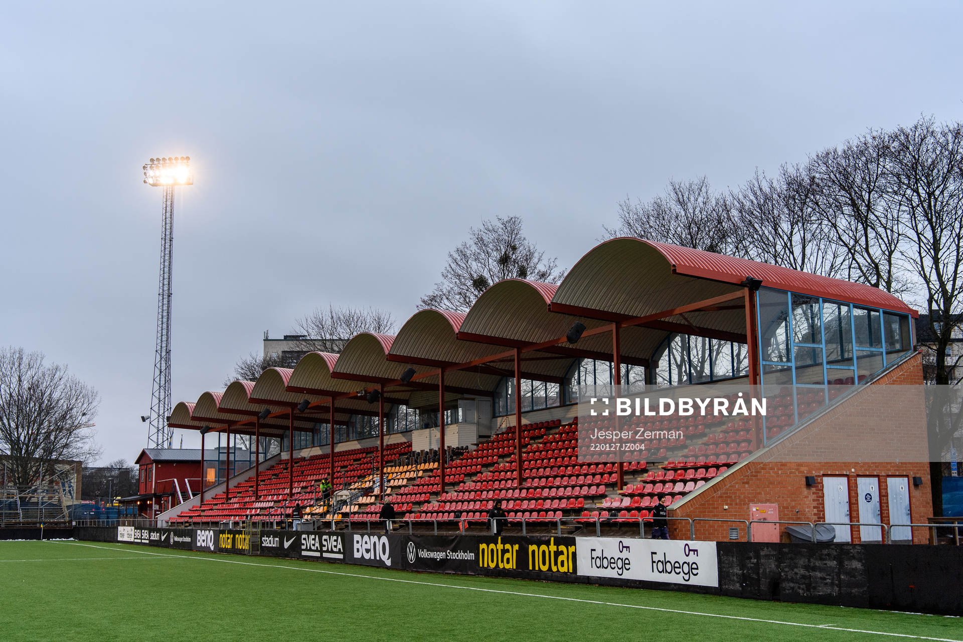 Huvudläktaren på Skytteholms IP inför träningsmatchen i fotboll mellan AIK och Sollentuna den 27 januari 2022 i Stockholm. 
